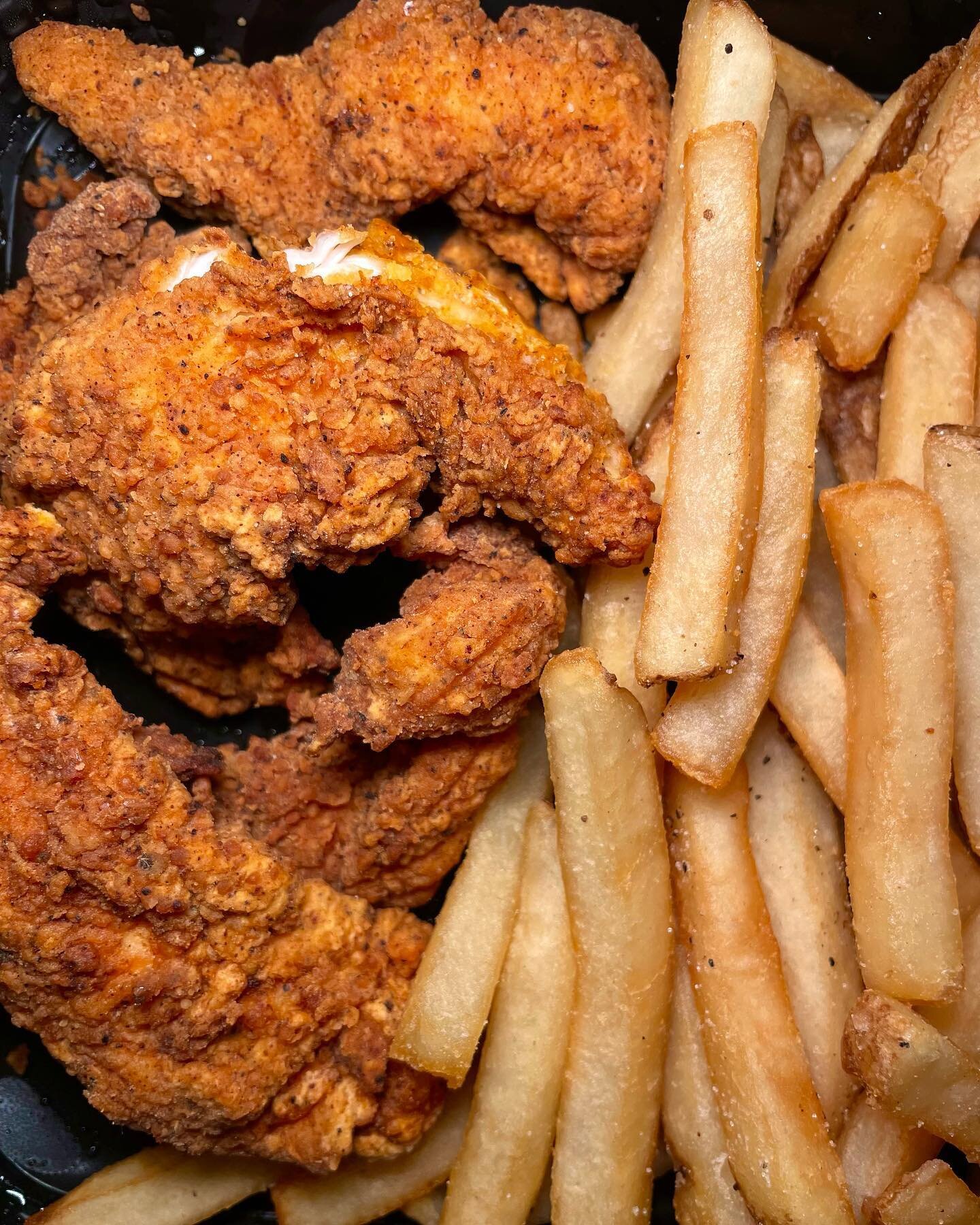 Did you know TODAY is National Chicken Tender Day? @tendershack is ready to celebrate 🐔🥳 #ad 

⬇️ THE DEETS ⬇️
💥 @tendershack is offering FREE delivery all day long on DoorDash (for orders over $12)
💥 DoorDash DashPass members can also receive $5