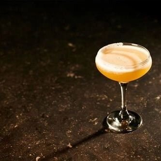 。SIDECAR cocktail 。

It's fresh, it's tangy, and it's rich. 

One of those drinks you should be able to order at many bars,

Or even make yourself one at home. 

It got some great history, but a brilliant insight of how we balance flavour with citrus