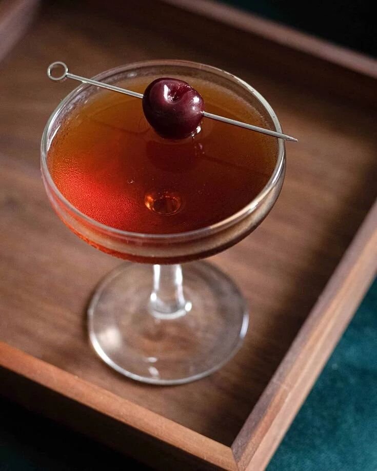 Manhattan.

A classic.

A queen ( no-sexual ) in the cocktail world.

An all-time favourite cocktail of Chu.

A challenge for bartenders and in-home cocktail maker. 

A drink to celebrate with all purpose. 

A great cocktail. 

Let's jump on the webs