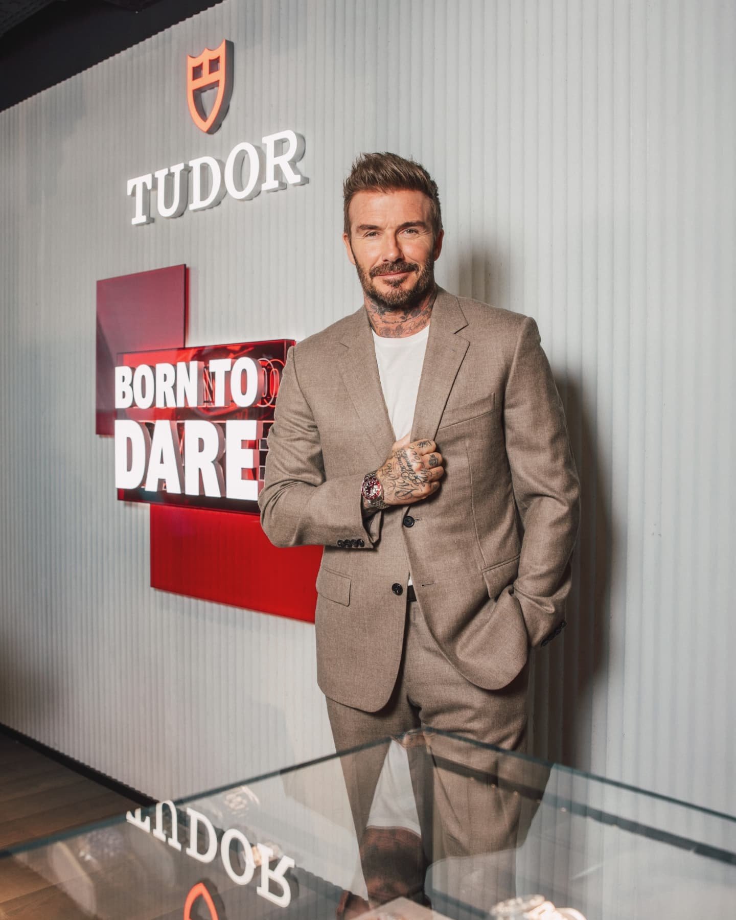 Still not over last Thursday&hellip; @tudorwatch welcomed its global ambassador @davidbeckham to Zurich &mdash; and yes, we were lucky enough to be part of it (and yes, to meet him too). 
From a surprise visit at the Bahnhofstrasse Boutique to a spec