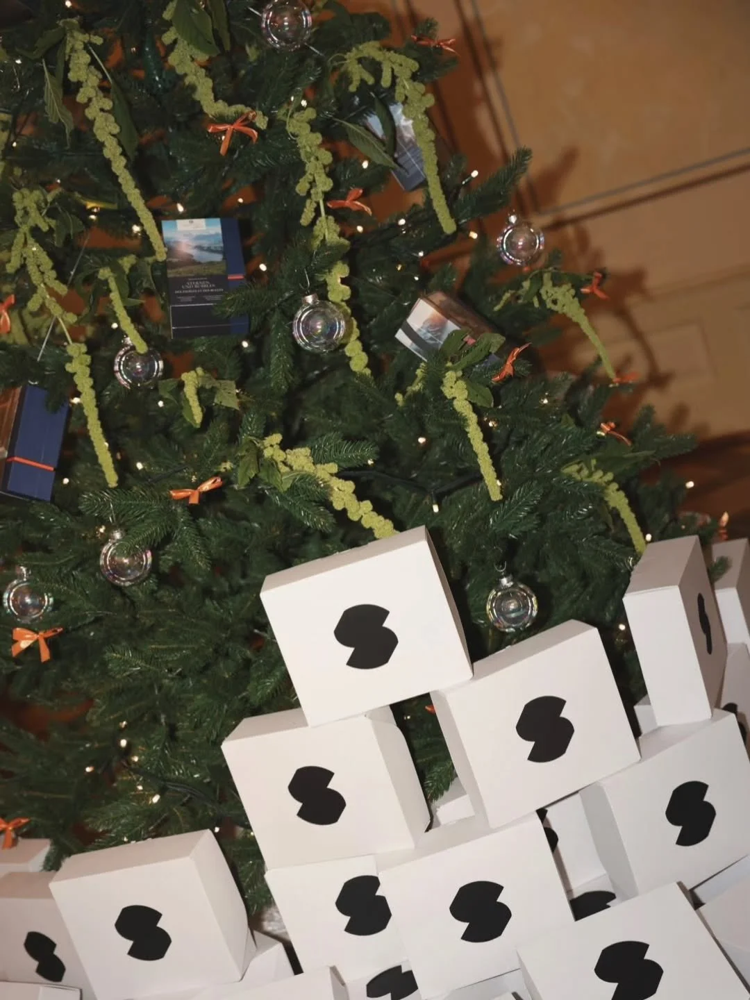 As the year comes to an end, we are choosing experiences over things with @smartbox_signature_ch 🎁 #KioskAgency
📸 @by.a.management