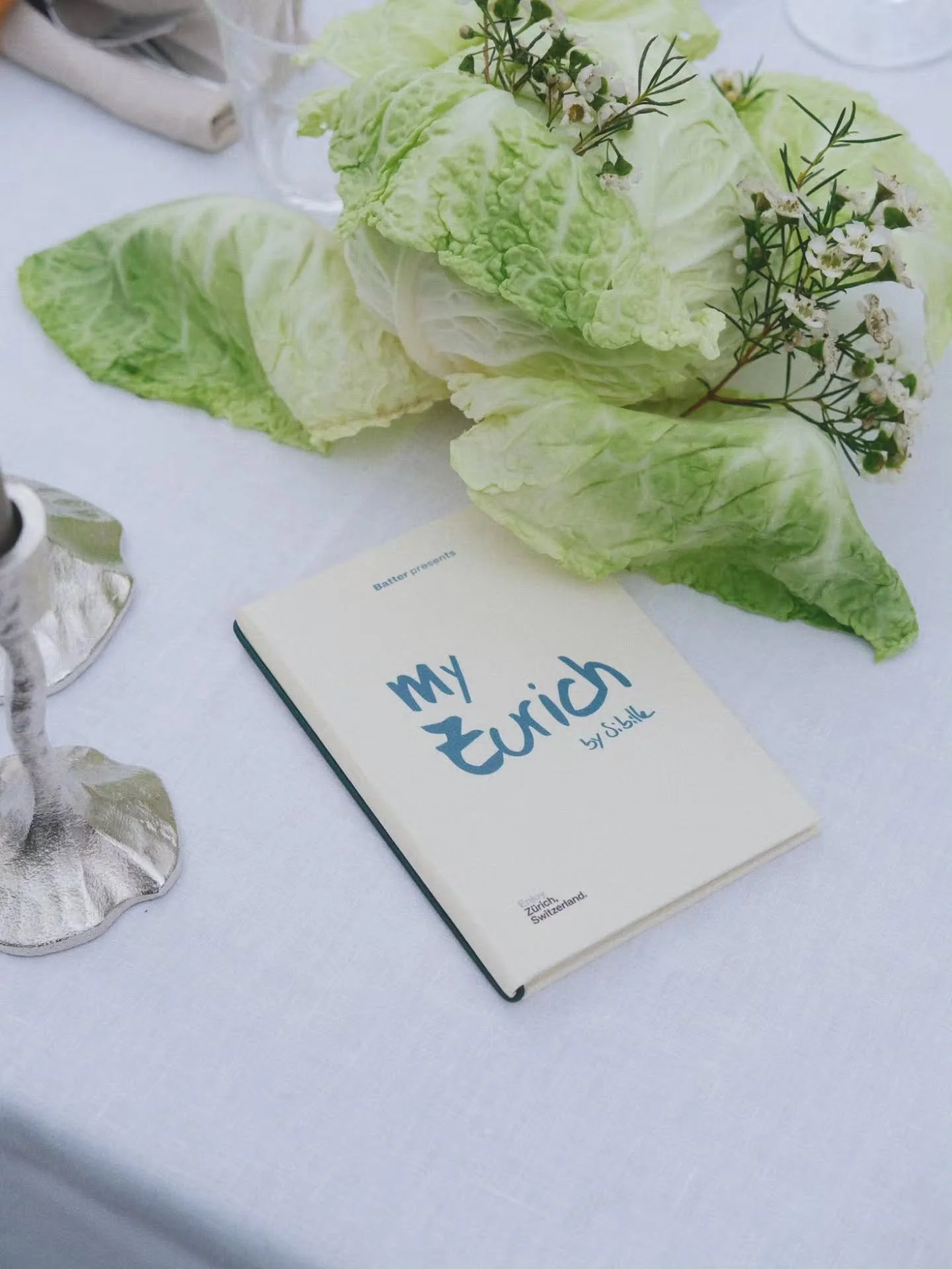 Last night, we brought Table Under the Sky to life for @visitzurich with @batterbysibille, founded by the one and only Sibille, who was born and raised in Zurich 🌿✨
At the Palmenhaus in the Old Botanical Garden, our guests gathered around one long t