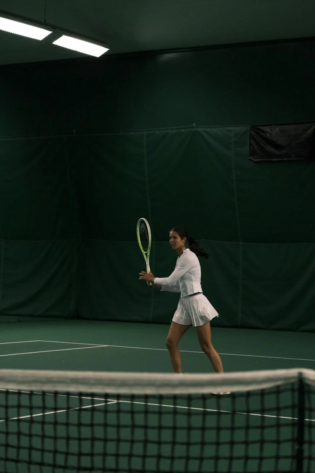 Ria pelaamassa tennistä, tilannekuva.