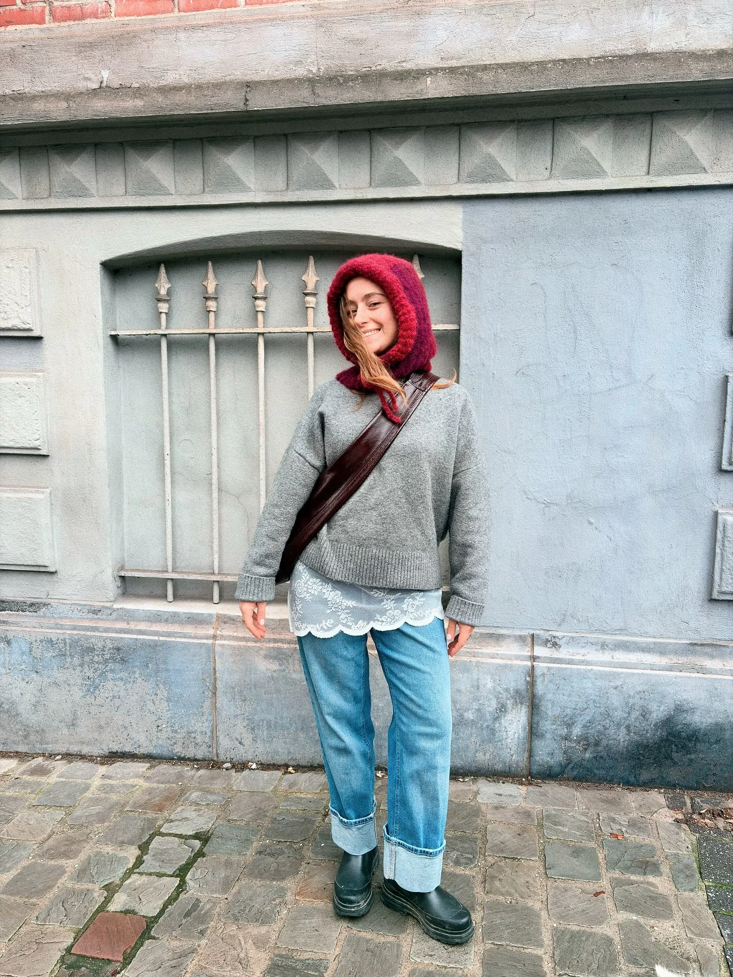 Outfit check avec ma balaclava et la jupette en dentelle de @bonome.be 🍓🫶🏻

Dispo au march&eacute; de No&euml;l de @fosbury.boitsfort le 14/12 🍸