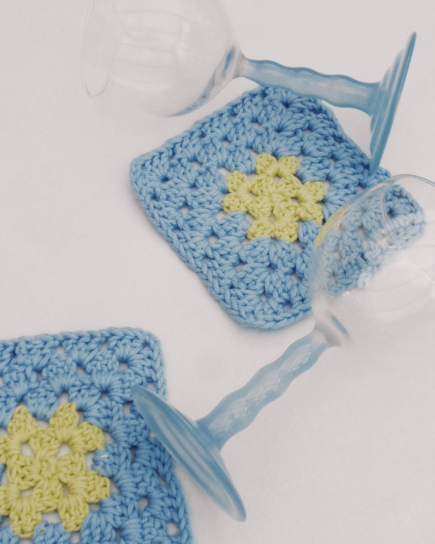 Mes cr&eacute;ations en crochet ☁️

1/ des sous-verres qui vont parfaitement avec les verres de @la.casa.nome 
2/ Une balaclava r&eacute;alis&eacute;e &agrave; partir de laine d&rsquo;alpaga 🦙
3/ chouchou en crochet sur la magnifique @salomeintheoce