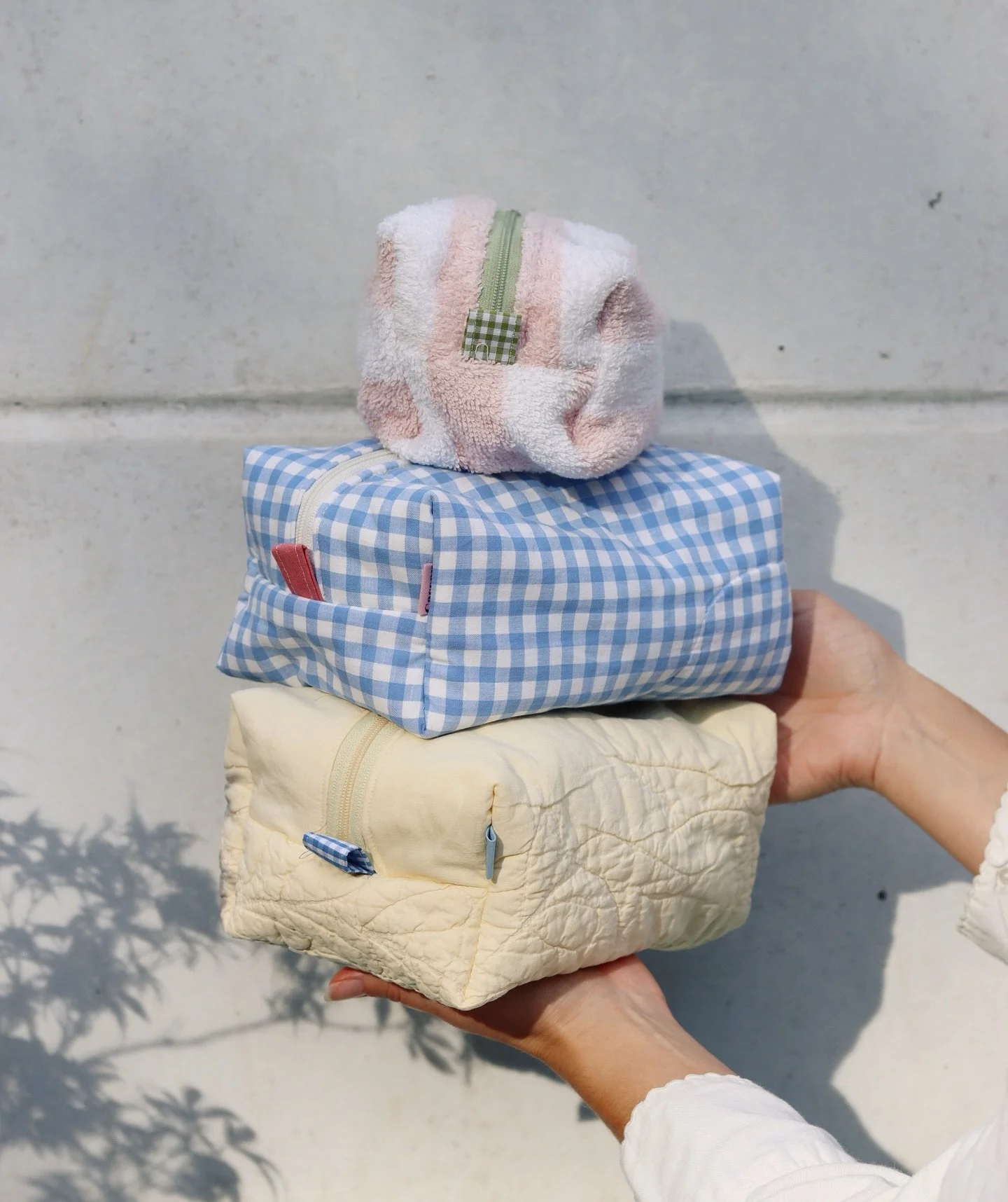 BONJOUR ☁️

Les f&ecirc;tes arrivent &agrave; grands pas et je suis enfin de retour apr&egrave;s des mois &agrave; coudre vos meilleurs cadeaux de No&euml;l 💖 

Je serai pr&eacute;sente sur deux march&eacute;s de No&euml;l :

6-8/12 : le march&eacut