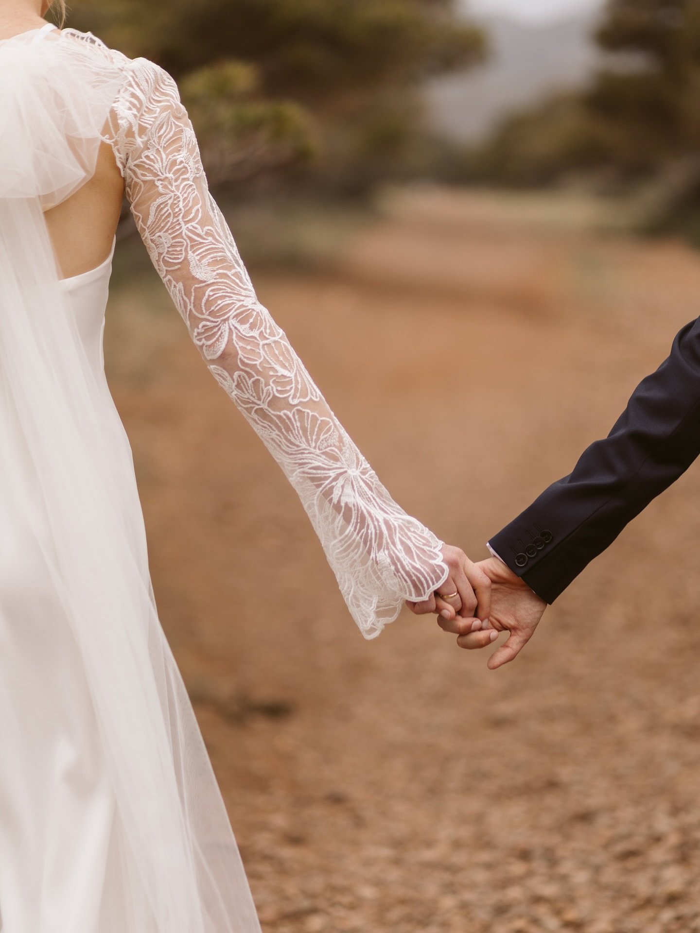 Beautiful Alli wearing her Cleo sleeves in Spain 🌿 

The perfect detachable addition to a minimal wedding dress, allowing you to change up your look and add some delicate detailing. 

Seeing brides style their Cleo&rsquo;s in different ways is a dre