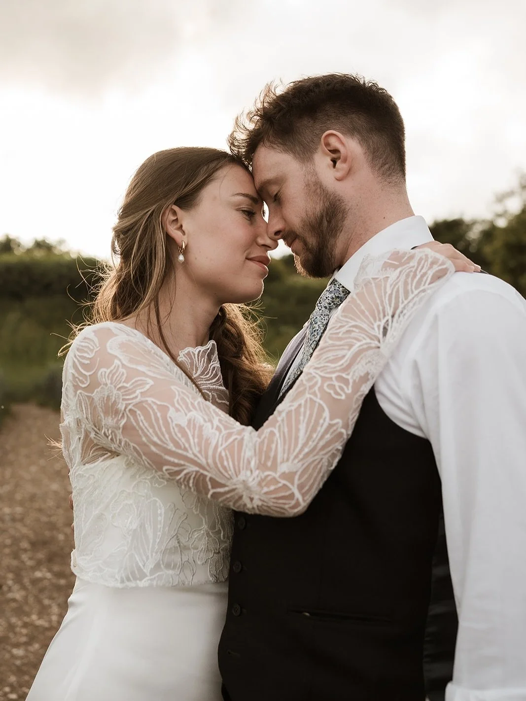 Sharing beautiful bespoke bride Lilith with you this Sunday, who married Charles back in June, wearing a custom bridal creation combining elements of the cora and Cleo styles.

Lilith wanted a versatile bridal look with a detachable element, allowing