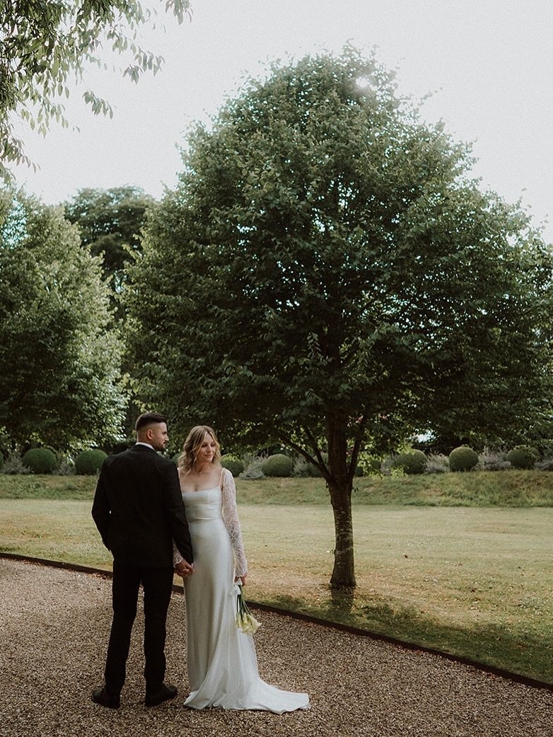 There&rsquo;s something undeniably timeless in these English garden moments captured by @annaticreates_photography 🌸🍃Warm summer breezes, and soft dusky evenings, I can&rsquo;t wait for the return of those. 

Leah looks so effortlessly elegant in t