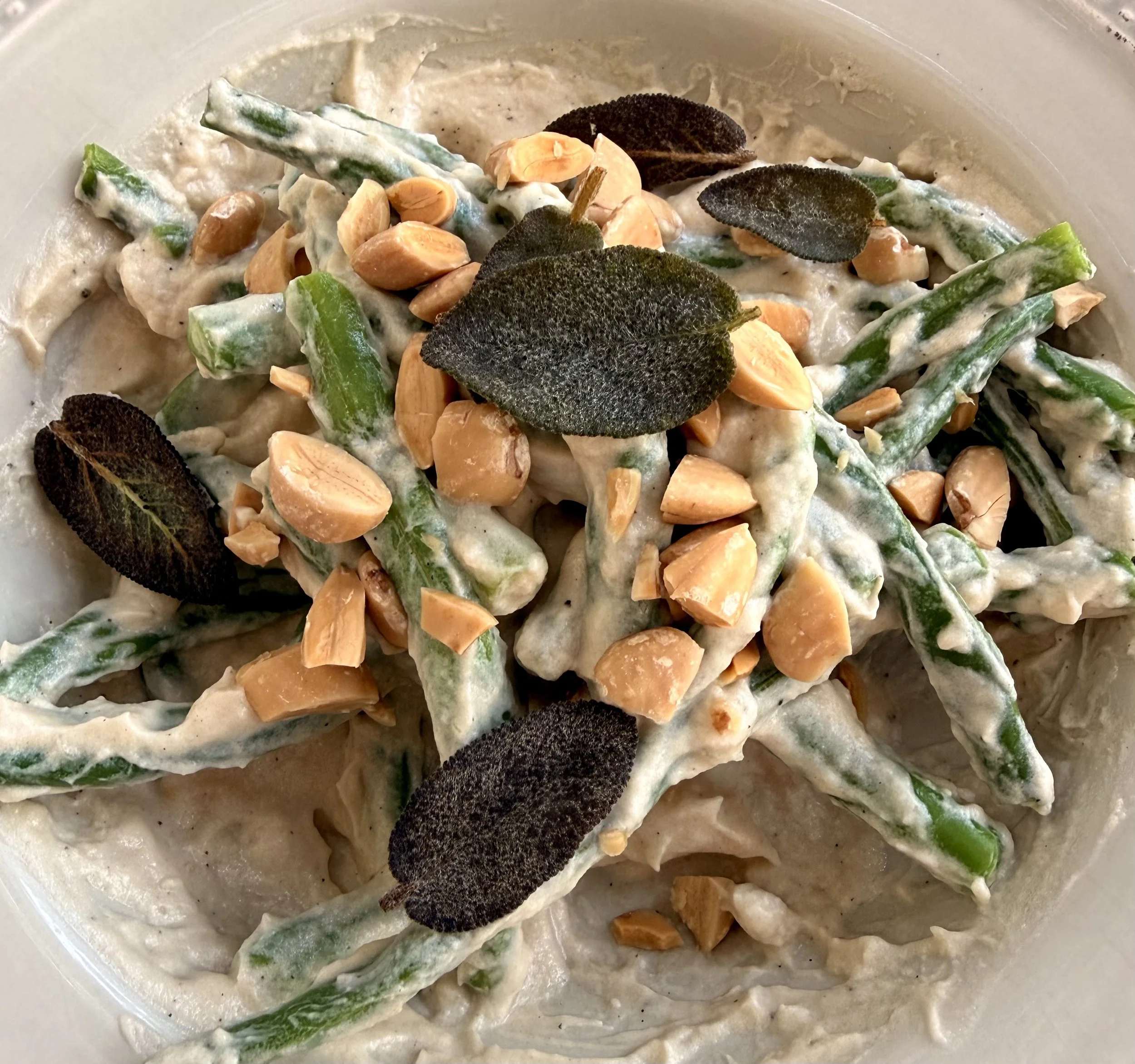 Grønne Bønner med Brunet Smør, Yogurt, Salvie og Mandler