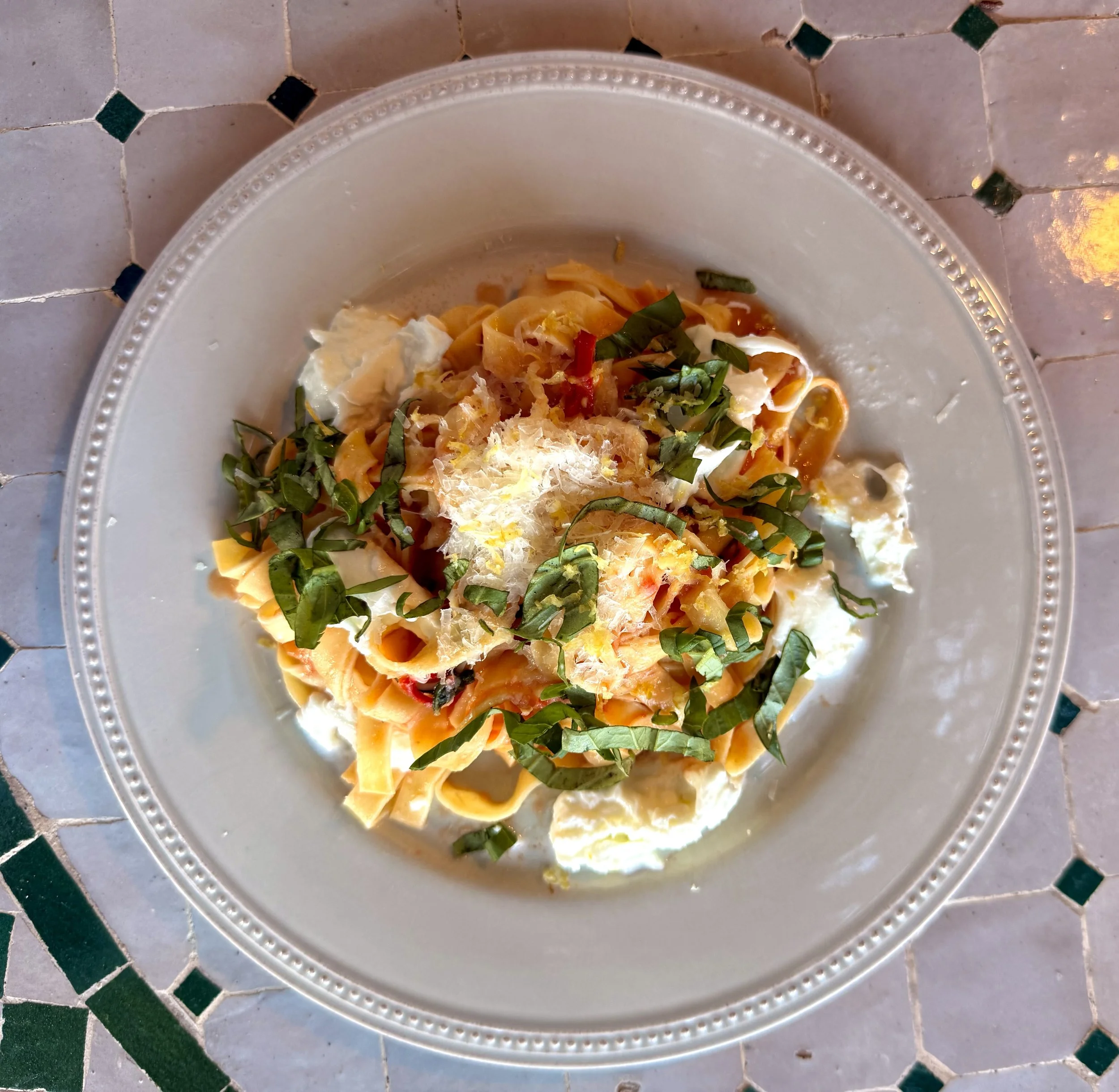 Fersk Pasta med Friske Tomater og Mozzarella