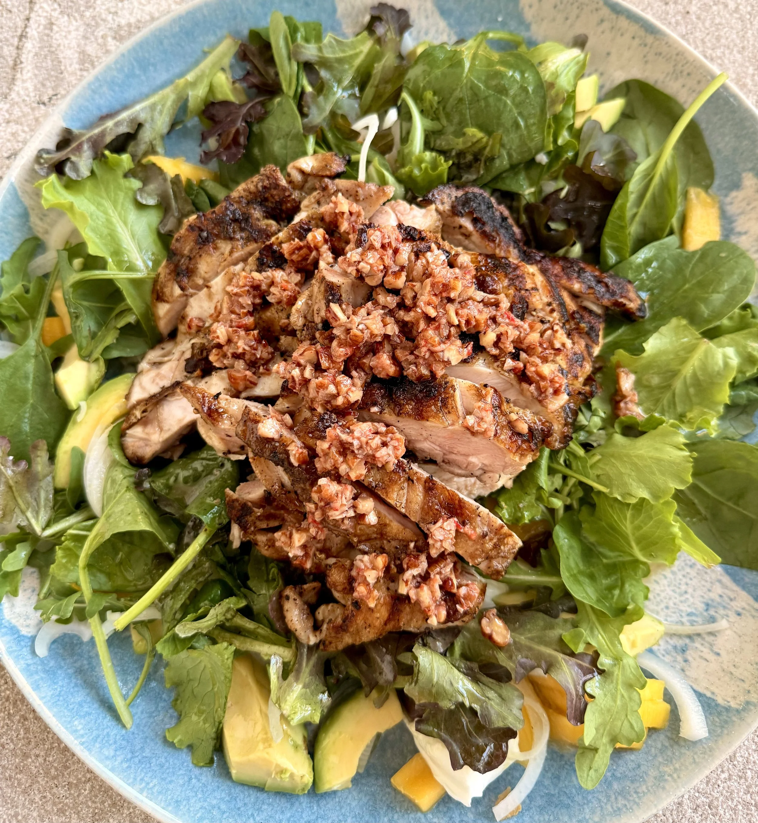 Kylling med Mango og Avokadosalat og Pekannøttsalsa