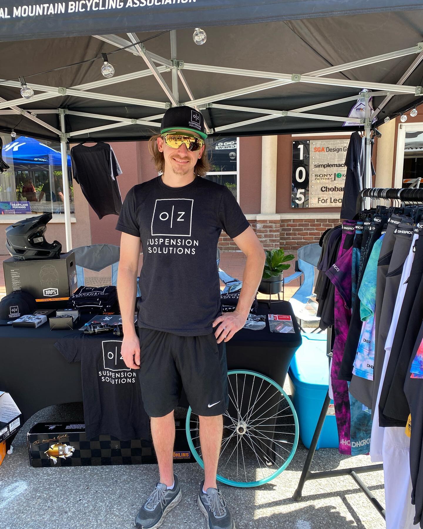 We are out in the wild at First Friday on the square downtown Bentonville! Come talk about bike stuff with Dylan and sign up for our Mid Season Giveaway!!!! See ya soon!!!!
#downtownbentonville #dharcoclothing #revelrider #mtbsuspension #oztrails #oz