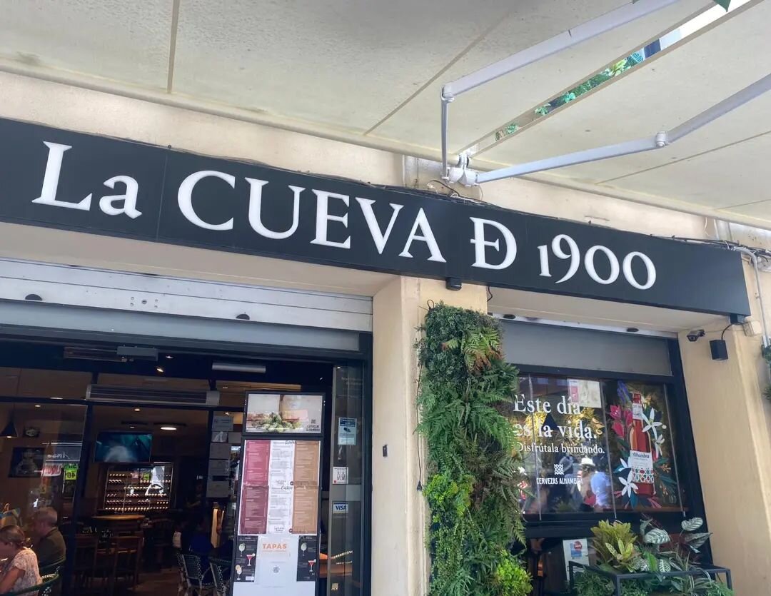 En este restaurante de MADRID NO dejaron entrar a uno de nuestros PERROS GUIA.
Ni conocen la ley ni la respetan.  Imaginaros si hubiera sido uno de los otros perros de asistencia que tienen los mismos derechos ya que estan reconocidos por la ley. Per