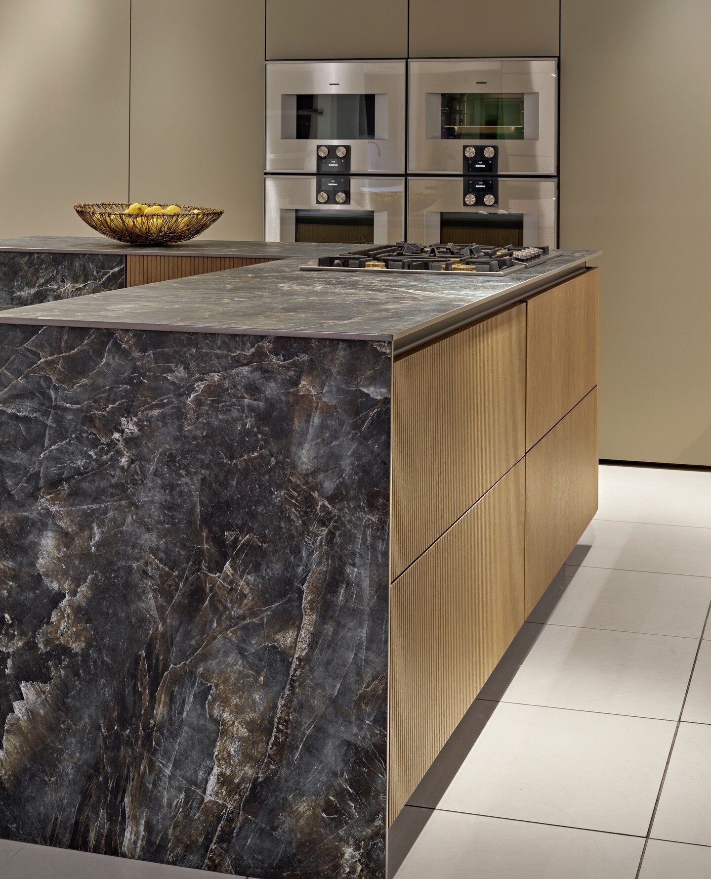 This kitchen design has been elevated by this dramatic Labradorite Royal Blue ceramic work surface.⁠
⁠
Its dark blue and brown marble-like look creates an intense and rich appearance which we've used to wrap the island and form an integrated seating 