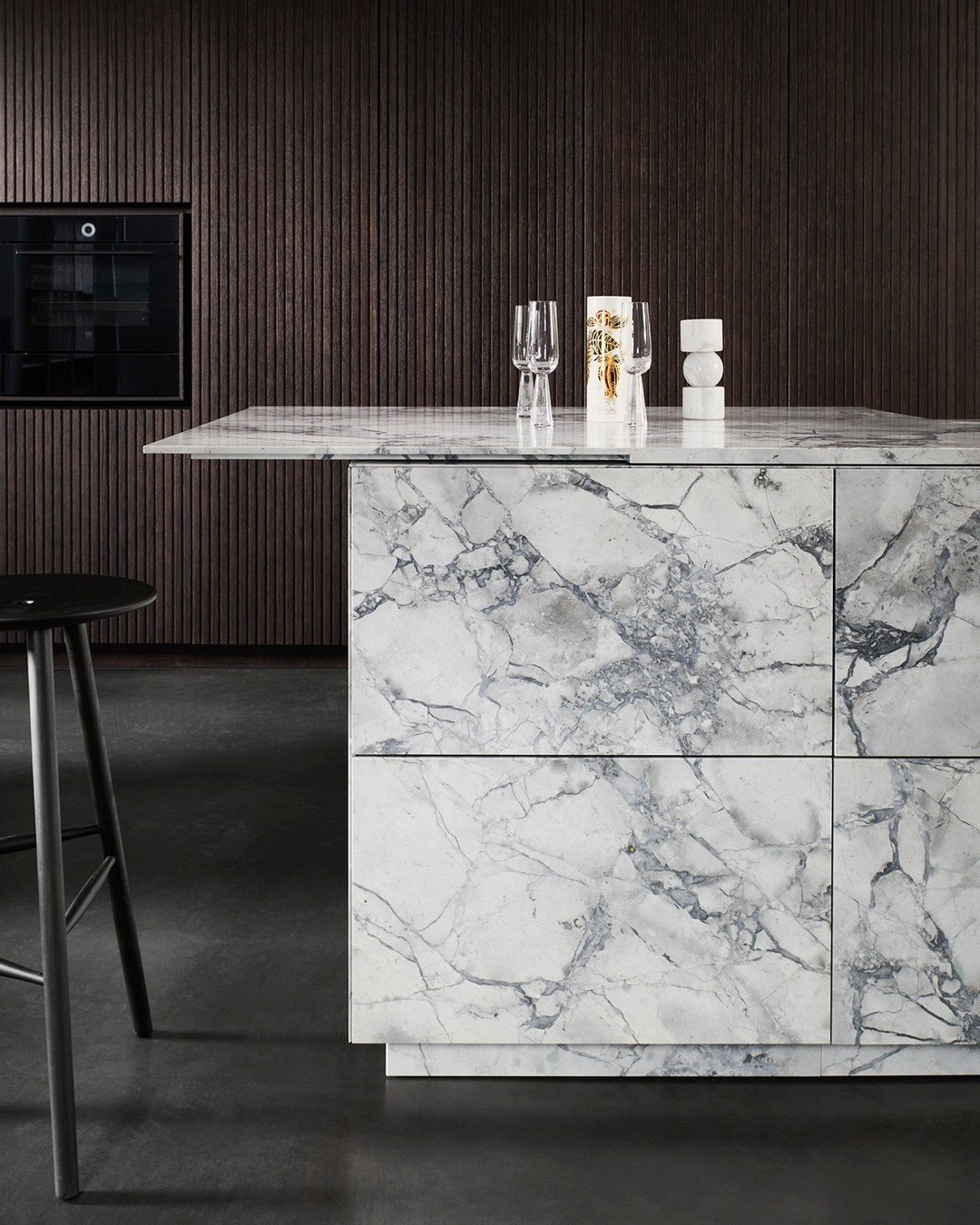 An elegant pairing of dramatically veined white 'Bianco Nuvola' quartzite against a backdrop of slatted oak veneer makes a striking contrast.⁠
⁠
A beautiful example of how @eggersmann_official elements can be used to create stunning kitchen spaces.⁠
