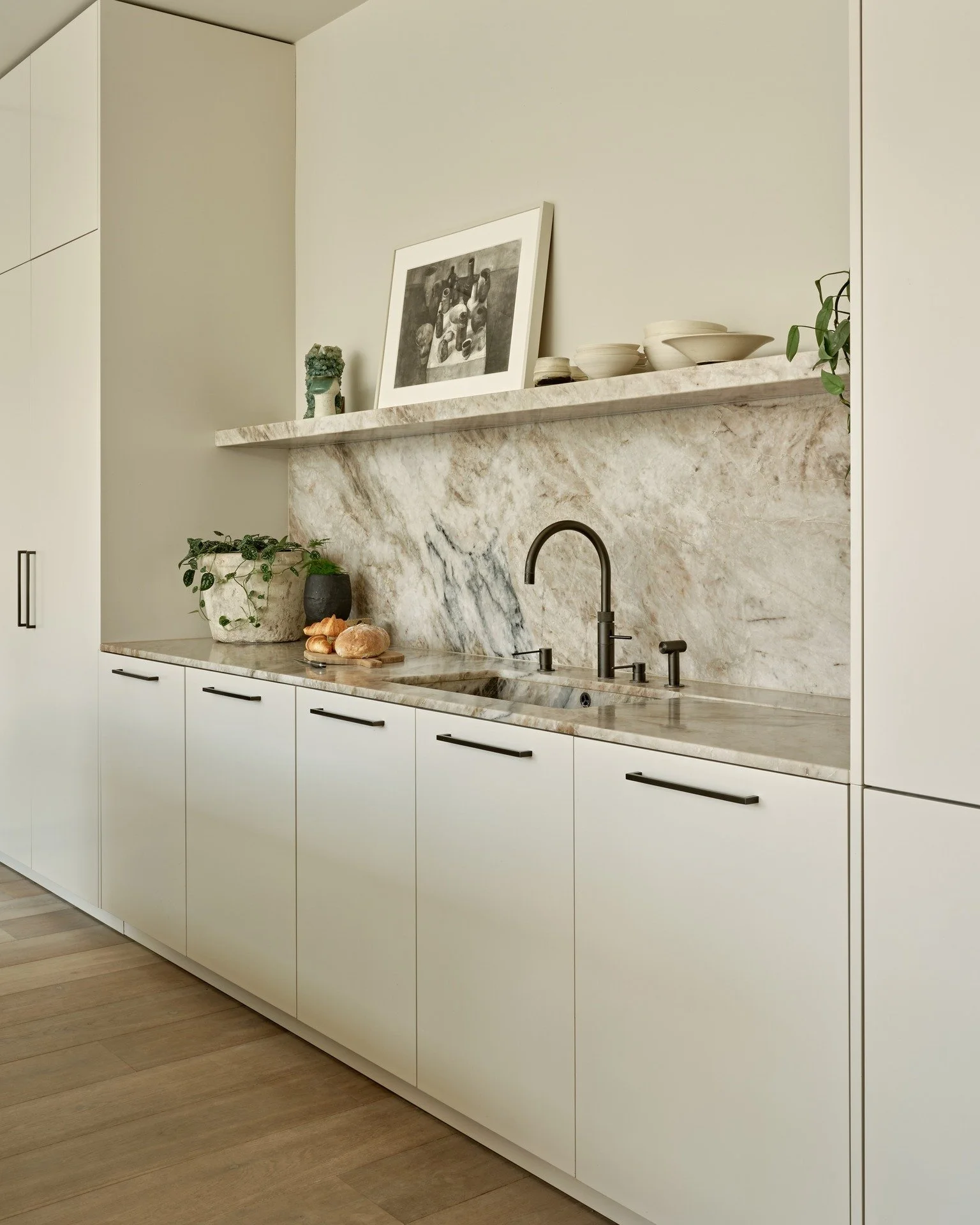 A huge stone island, floor-to-ceiling cabinetry and a room flooded with light - what more could you want from your kitchen? 

We're delighted this gorgeous kitchen was chosen by @kbbmagazine  as one of their kitchens of the year.  If you haven't pick