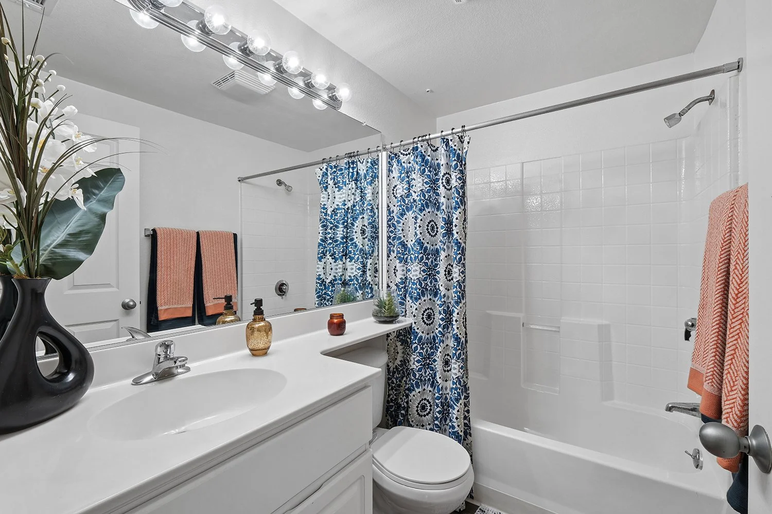Second bathroom in Crescent Heights Model