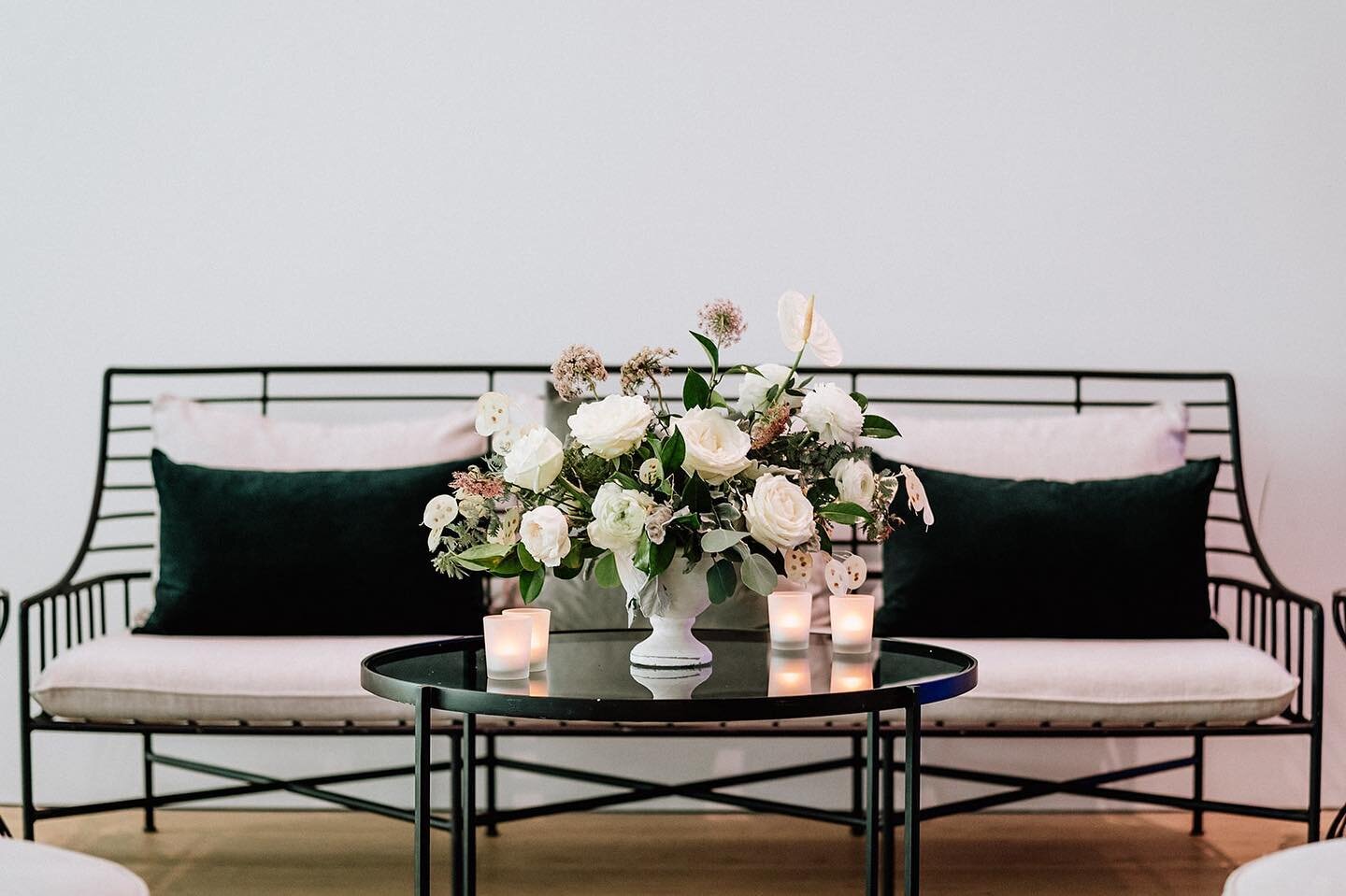 A bit of beauty to brighten your Saturday ✨ // Photo by: Steve @taralillyphotography 

Venue: @audainartmuseum 
Planner: @pocketfulproductions 
Florals: @ninebark_floral_design