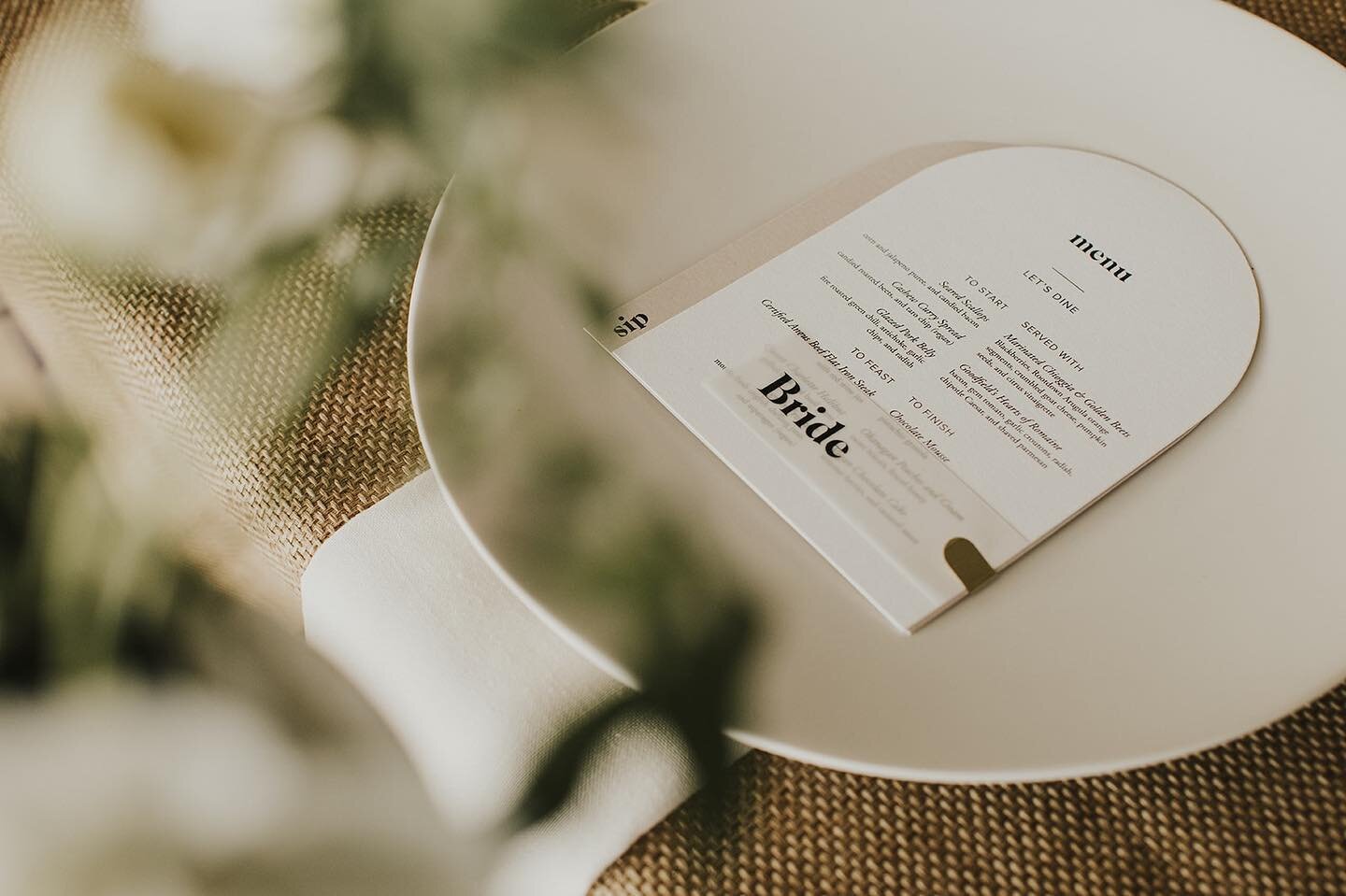 Stationary can add so much to your wedding day decor and we love this beauty by @cornwallstationery for @smitten_events // 📷 by Cat + Jeff @theapartmentphoto