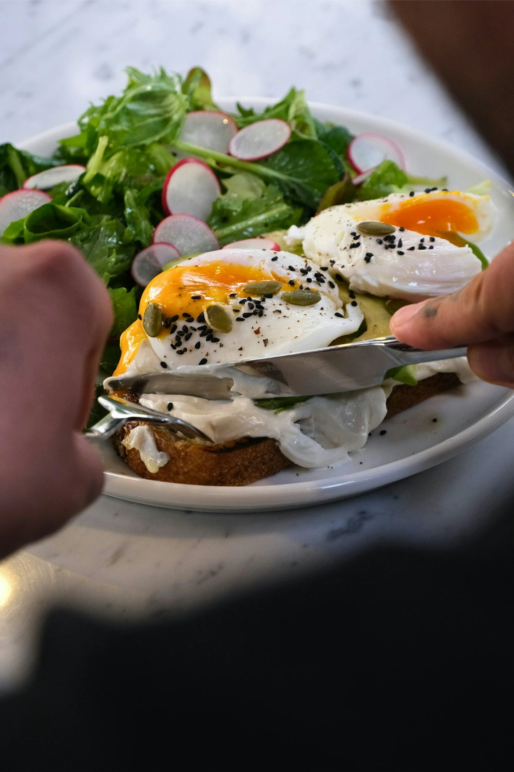 Egg and salad meal for SIBO diet featuring low carb, gut-friendly foods that support digestion and reduce symptoms