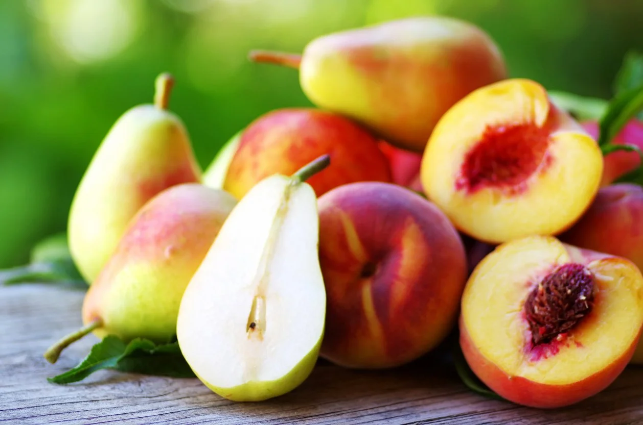 Pears and peaches as high FODMAP fruits that can trigger SIBO symptoms including bloating and fermentation