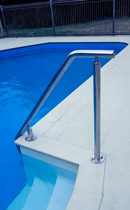 pool handrail leading down steps to swimming pool
