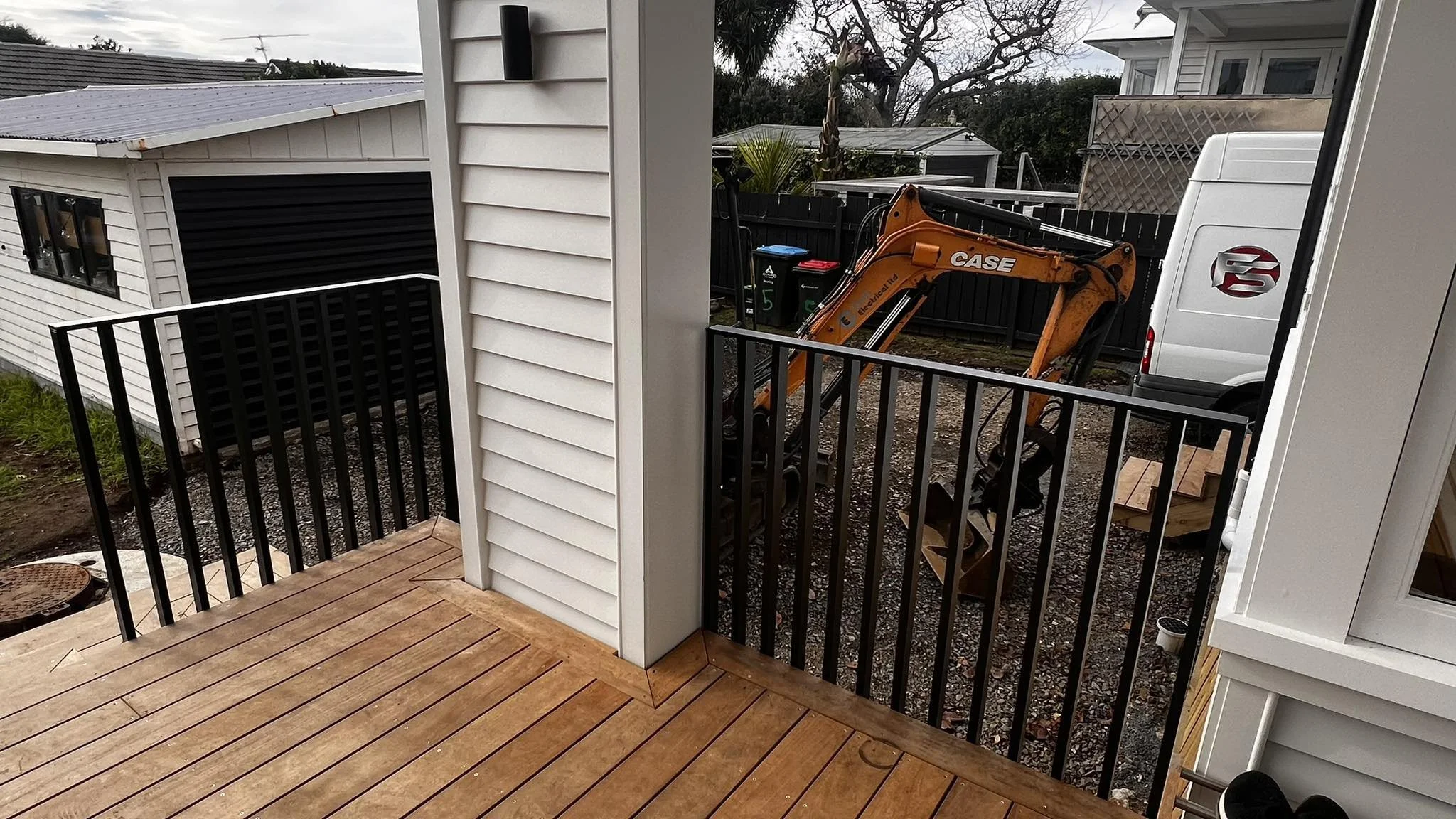driveway-fencing-and-aluminium-fin-type-balustrading-mt-albert-jn1726.jpg