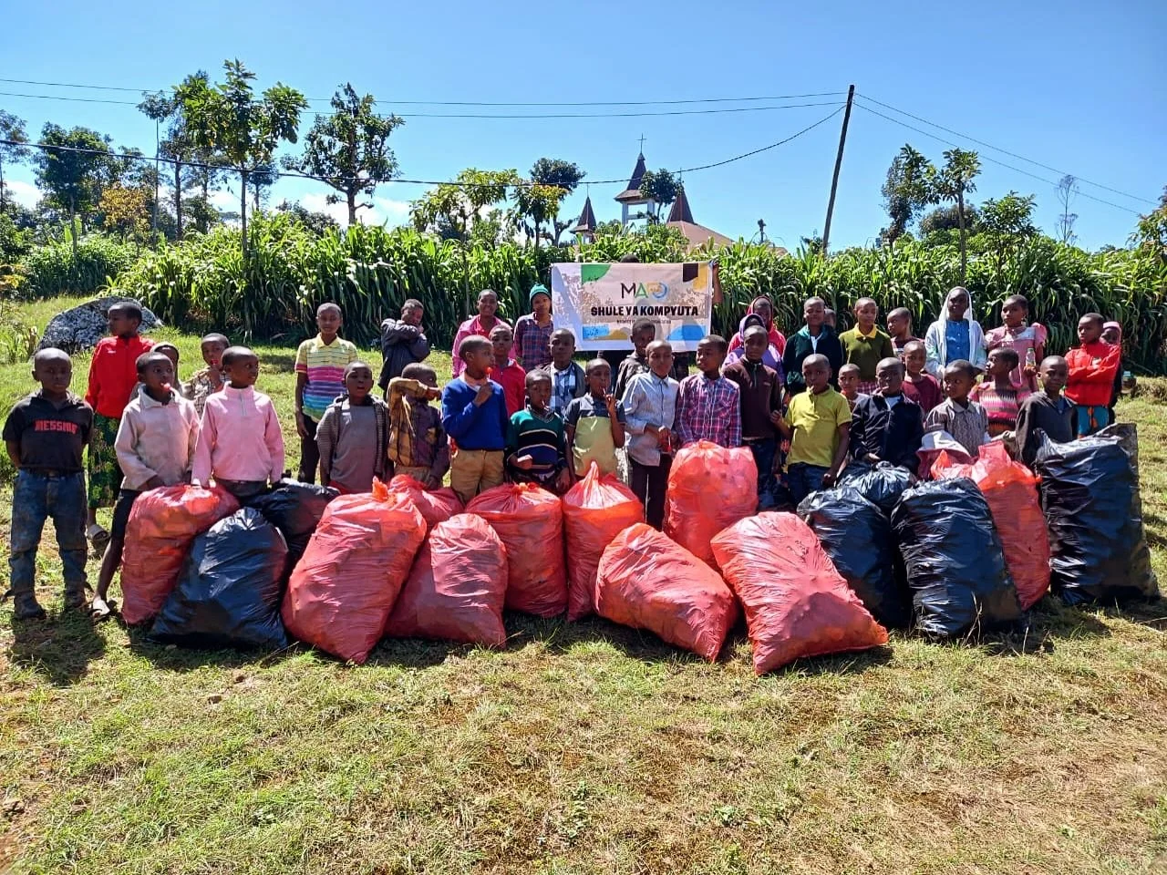 Wow!!! Unsere erste tansanische M&uuml;llsammelaktion war ein voller Erfolg. In Marangu wird M&uuml;ll, insbesondere Plastikm&uuml;ll, h&auml;ufig verbrannt, vergraben oder in den Fl&uuml;ssen entsorgt. Das f&uuml;hrt zu Verletzungen durch Verbrennun