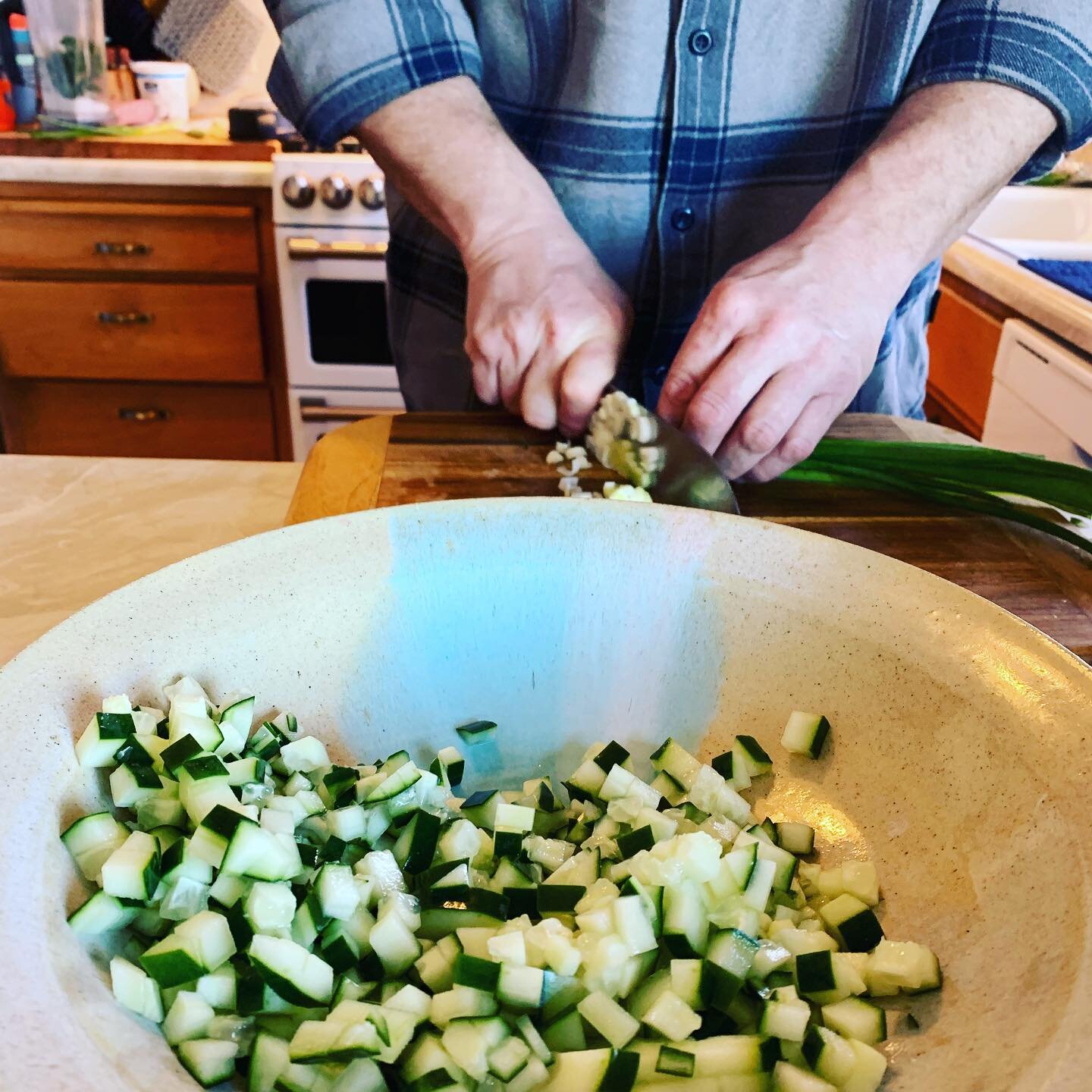 Cooking together was one of our first dates, so each time we do I see him through those &lsquo;new eyes&rsquo;. There is usually music playing, and conversation being had. And the food always tastes best. 

#cooktogether #playtogether #foodiehouse #h