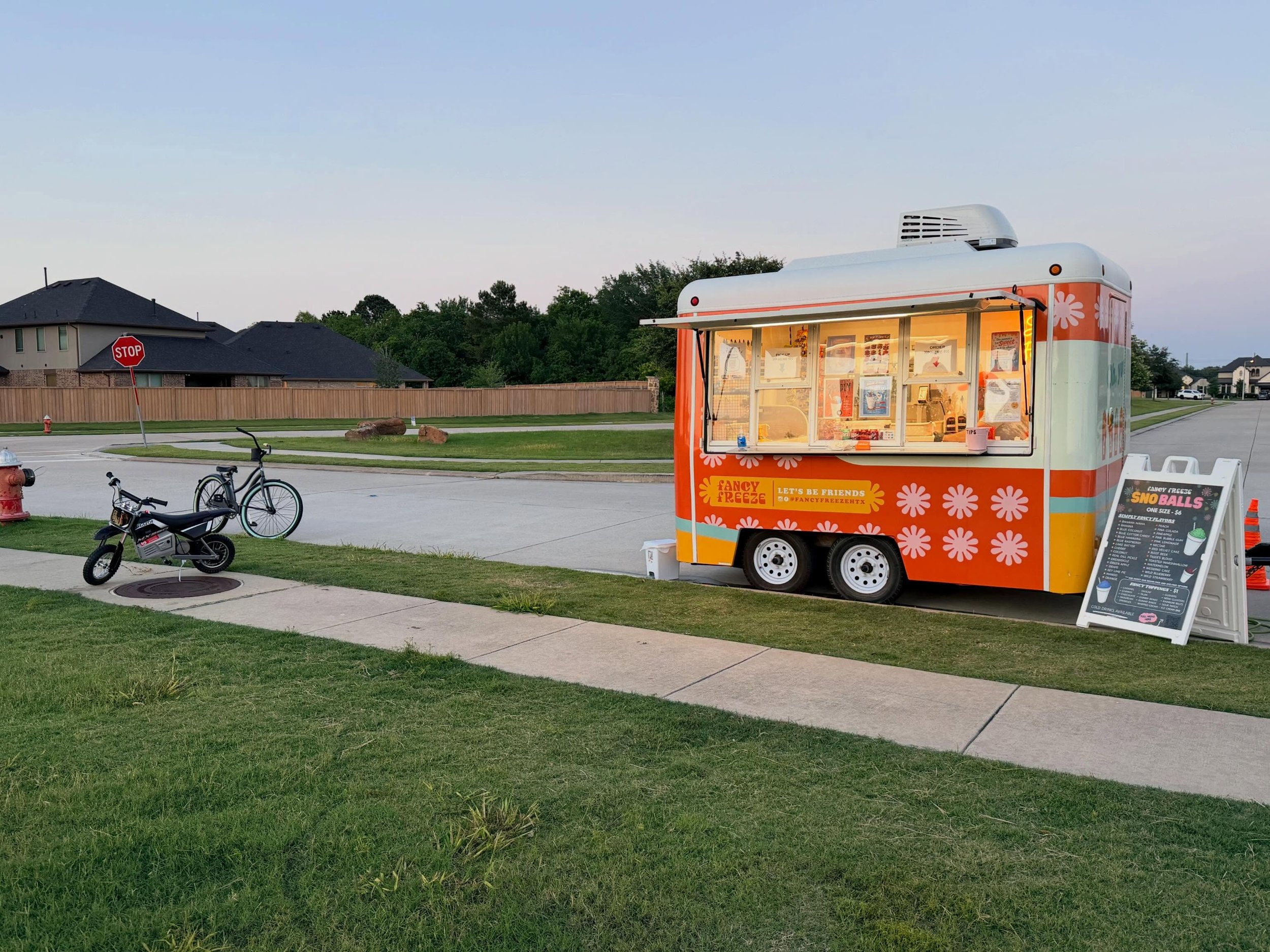Nothing better than reuniting with the amazing families and kids of Friendswood Trails! 💛🍧 One of our favorite parts of this little snoball journey is seeing familiar faces and making sweet memories together year after year. Thanks for having us ba
