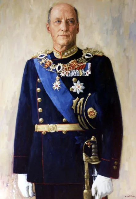 Portrett av Hans Majestet Kong Harald IV i uniform, malt av Tore Juell. Portrettet henger på Oslo Militære Samfunn. Portrait of His Majesty King Harald IV in uniform, painted by Tore Juell. The portrait hangs at the Oslo Military Society.