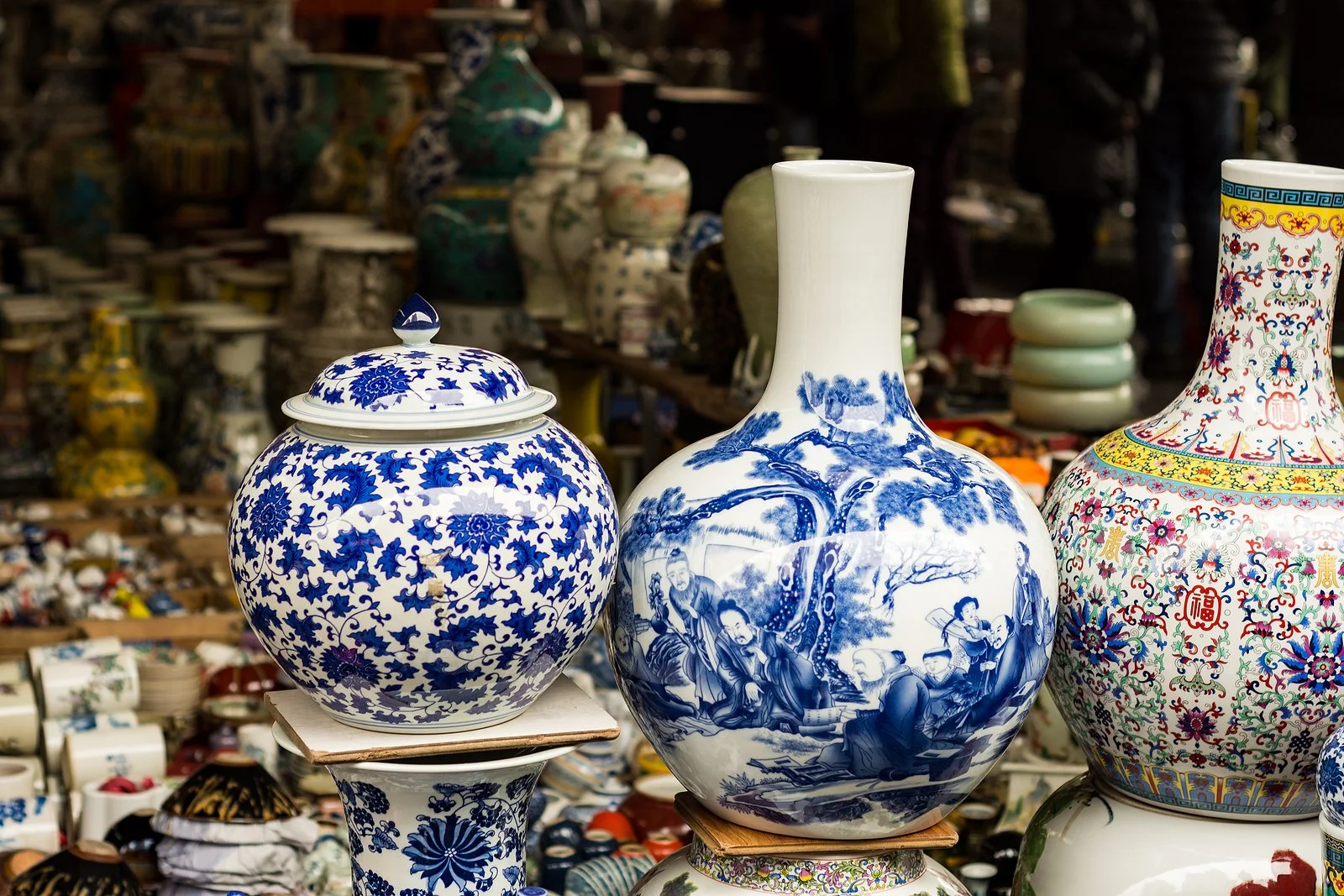 bigstock-Porcelain-At-The-Panjiayuan-An-364754245.jpg