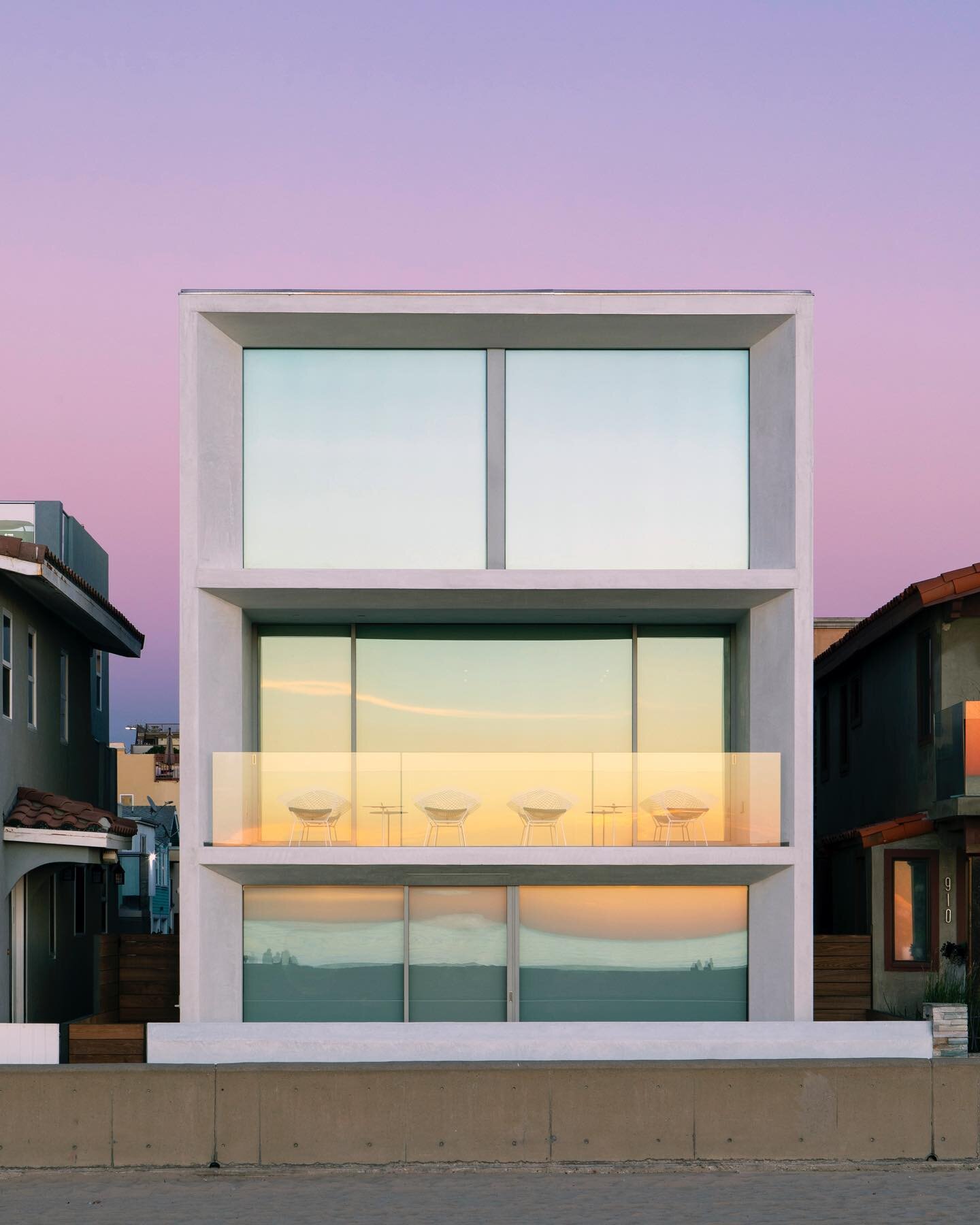 Day to night Timelapse of Strand House at Hermosa Beach. - Los Angeles, CA. [2/3] 

Architecture Design -  XTEN Architecture 
Photography - Art Gray 

#architecture #architecturephotography #archilovers #archi #modern #modernart #losangeles #hermosab