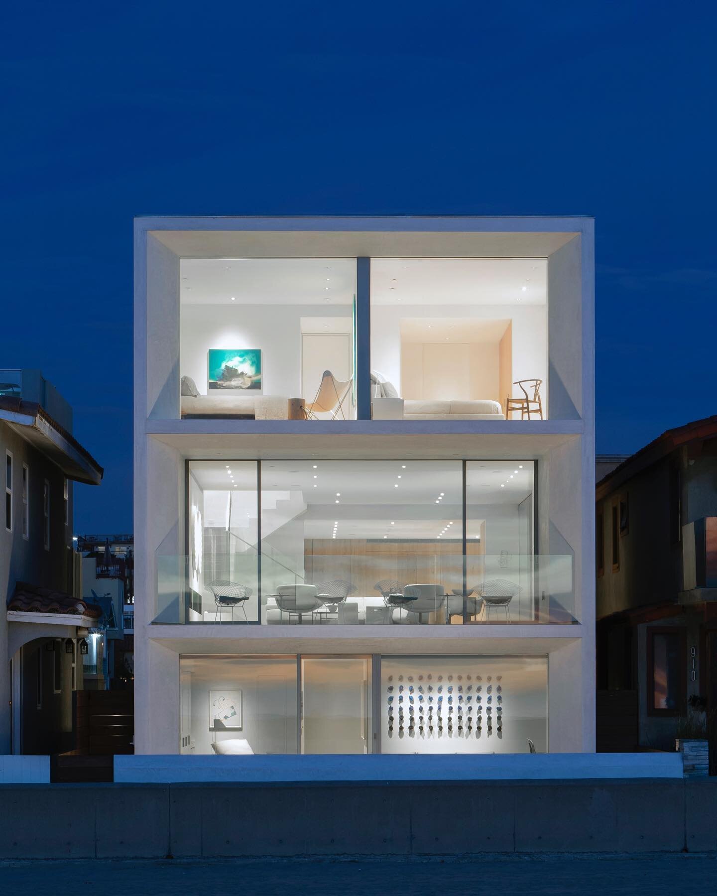 Day to night Timelapse of Strand House at Hermosa Beach. - Los Angeles, CA. [3/3] 

Architecture Design -  XTEN Architecture 
Photography - Art Gray 

#architecture #architecturephotography #archilovers #archi #modern #modernart #losangeles #hermosab