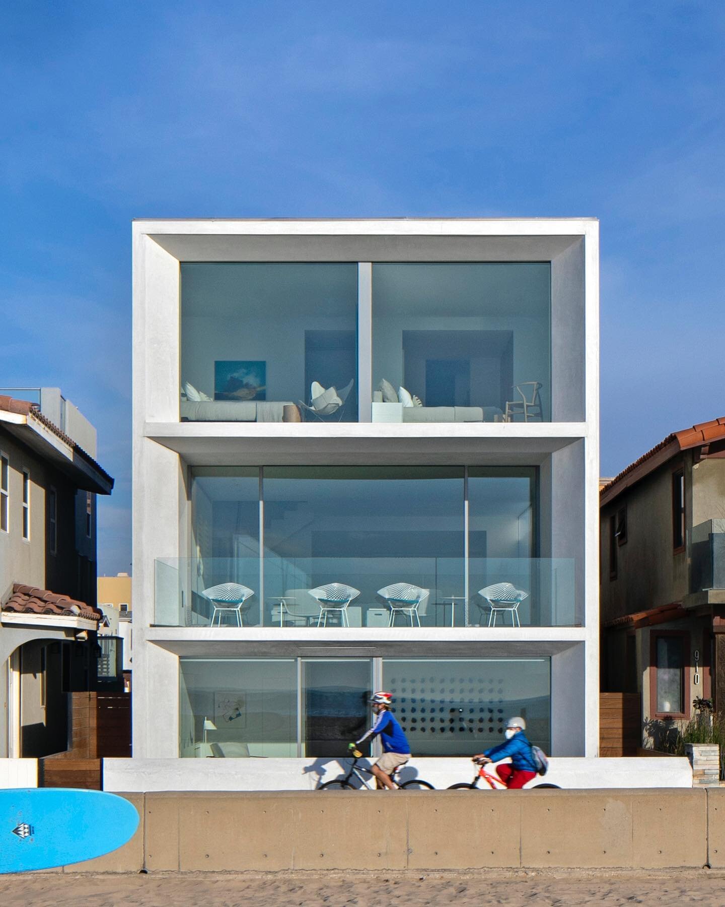 Day to night Timelapse of Strand House at Hermosa Beach. - Los Angeles, CA. [1/3] 

Architecture Design -  XTEN Architecture 
Photography - Art Gray 

#architecture #architecturephotography #archilovers #archi #modern #modernart #losangeles #hermosab