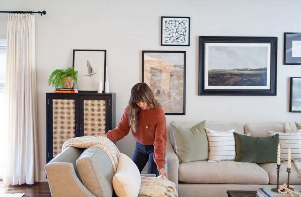 🌟 Reminiscing about this cozy living room makeover. We sprinkled family warmth and style magic throughout, combining soothing neutrals with touchable textures and hints of soft green. It&rsquo;s not just a space; it&rsquo;s a haven for making memori