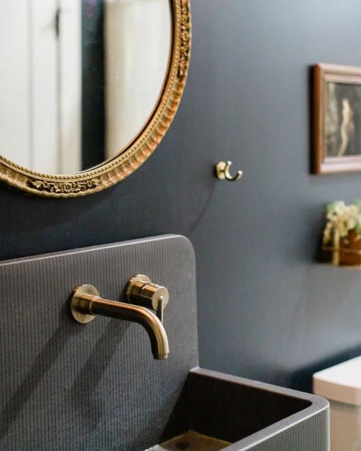 Who says art is only for the living room? 🖼️ 
I love sneaking a little personality into the unexpected spots where real life actually happens, especially when you&rsquo;re balancing the daily rush of carpools, careers, and family dinners.
Swipe thro