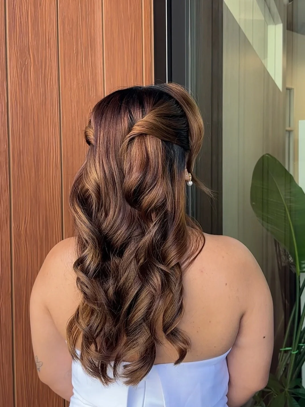 I love this rendition of a half up half down style for brides! This hairstyle gives sleek, elevated, and offers so many options to suit your preferences; no face framing pieces or nah? How much ear and side profile you want to expose, volume and more