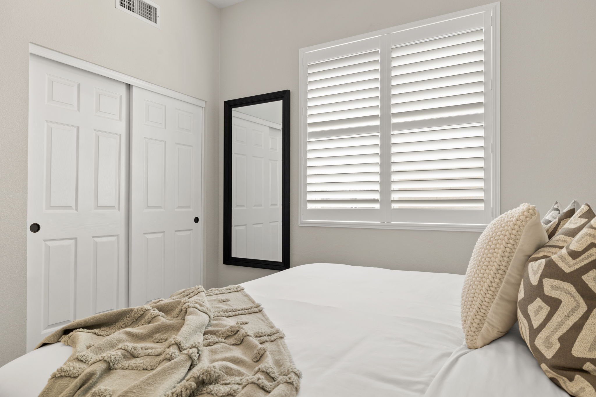 47-web-or-mls-9533-e-idaho-ave.jpg