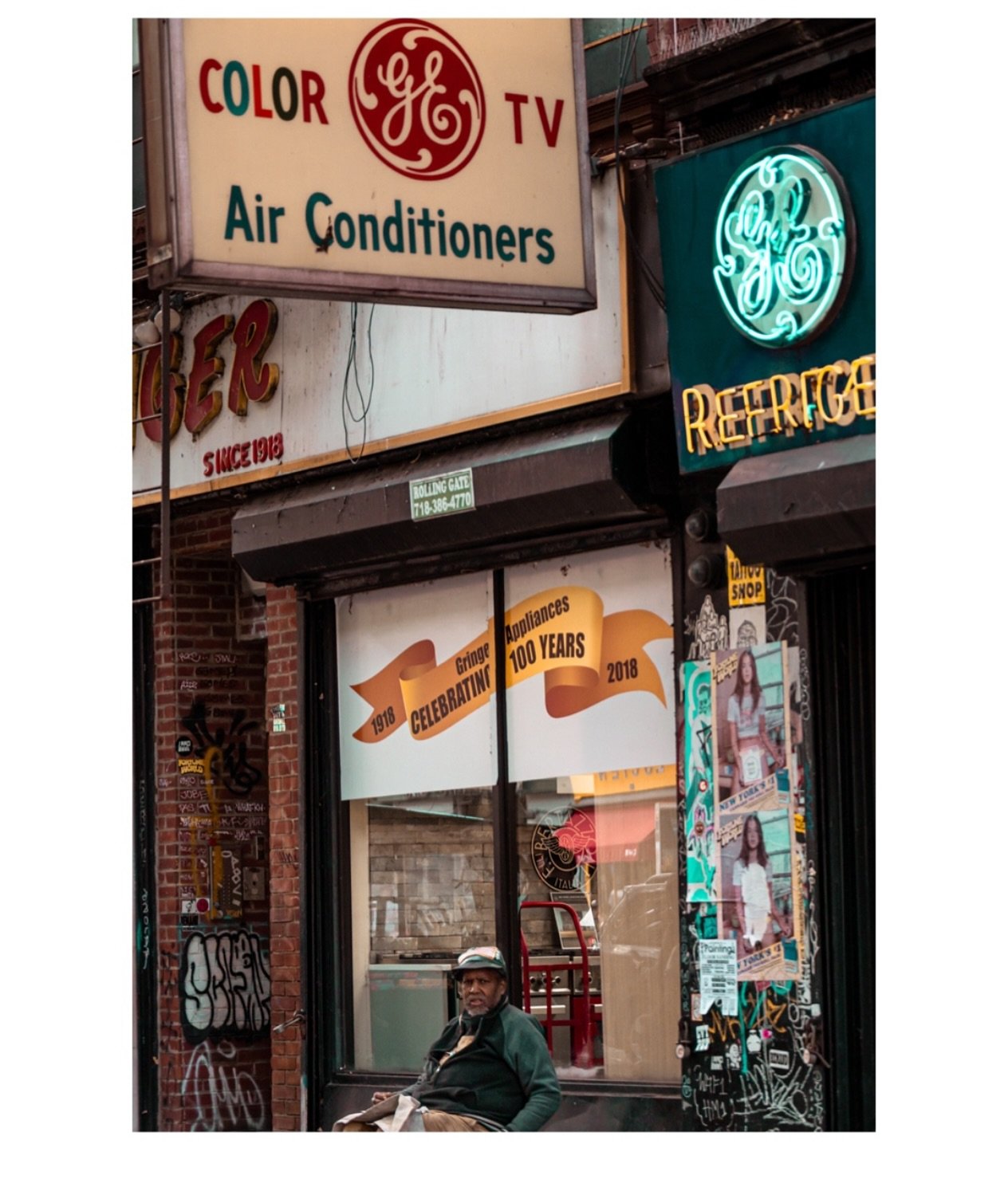 Old School.

📸: @_artofmemory 

#streetphotography #fyp #creatingmemories #oldschool #postedup #gringerappliances #blackwomenphotographers #nycphotographer