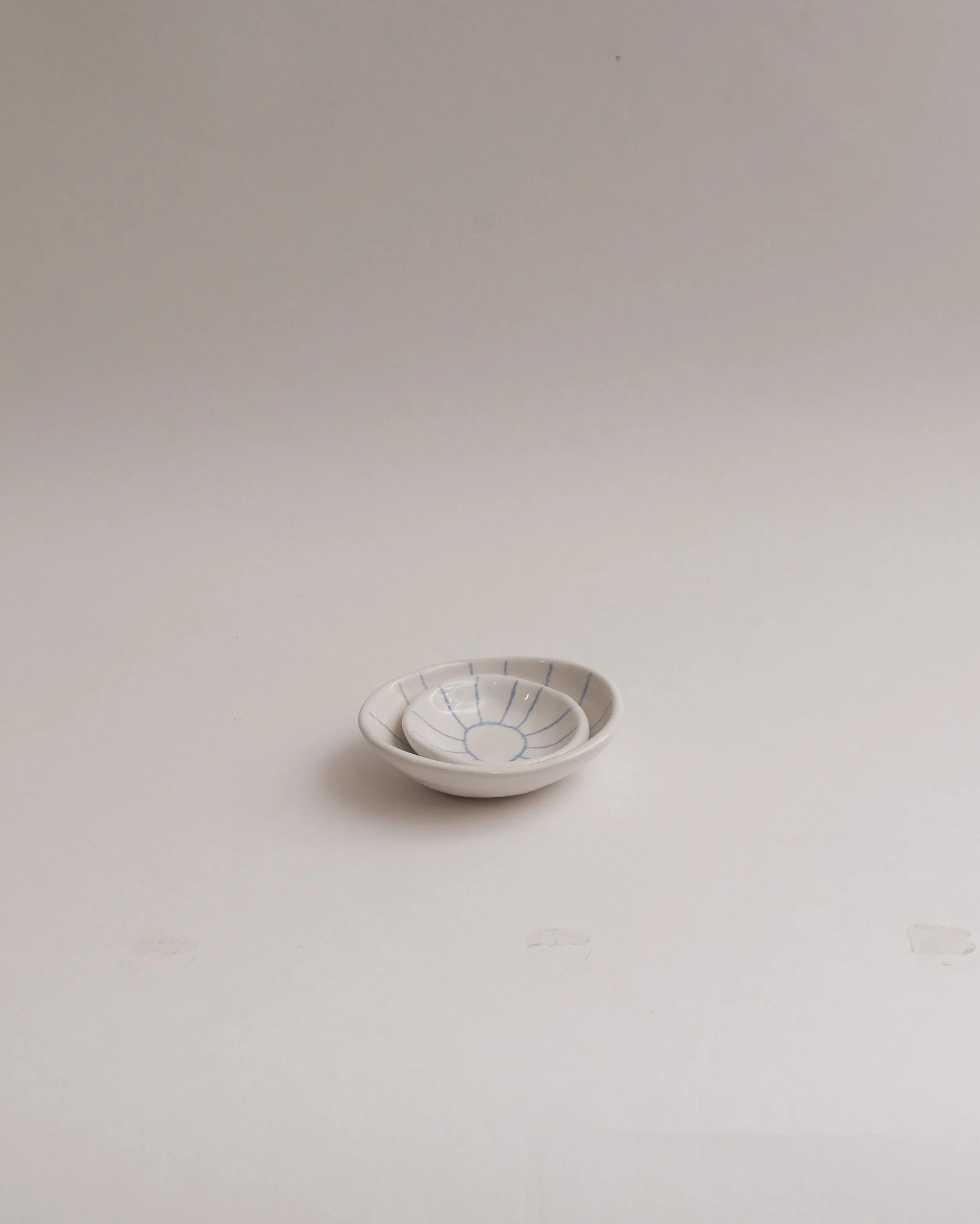 Circle Dish Micro White with Circle Detail