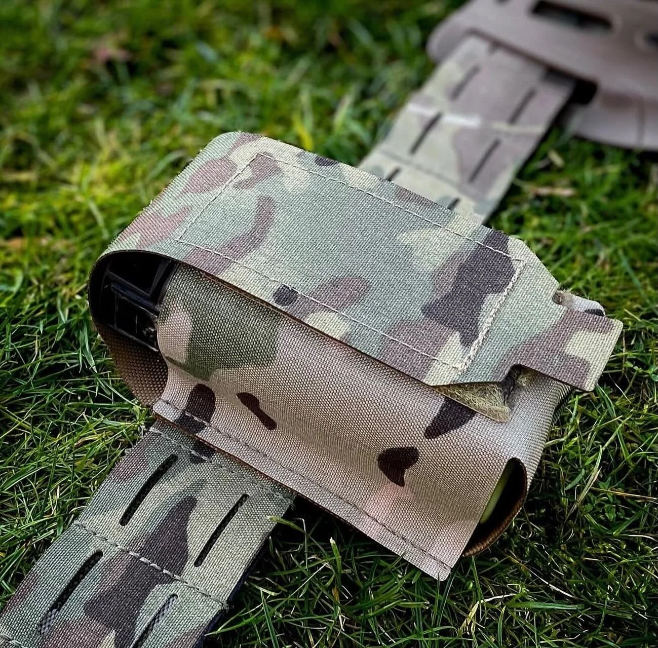 Fed up with fumbling trying to do up grenade pouches? This Smoke Grenade pouch is designed to be as straightforward as they come with buckle less design for rapid access and closure. Designed to fit issued smoke / HE / prac grenades whilst still allo
