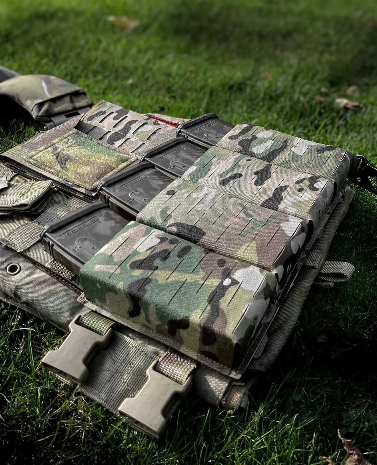 The Rapid Rig is a quad 5.56 kydex mag pouch designed to fit on Virtus STV. This laser cut mag pouch sits as flat as the kydex allows. This removes unnecessary bulk from the front of your armour allowing stable lower prone position. It further allows
