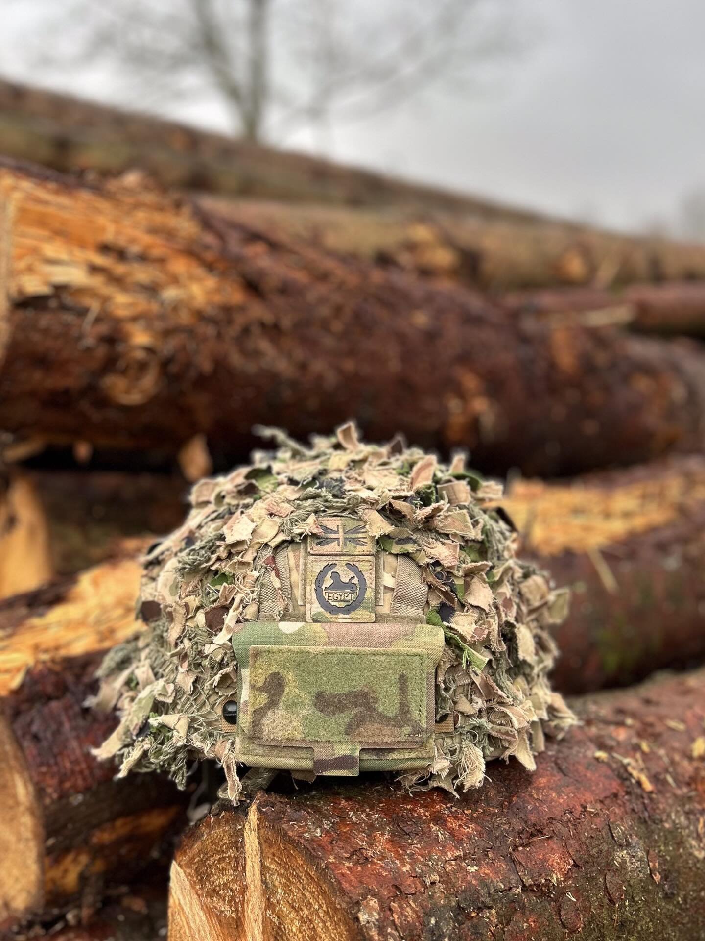 Designed specifically for the issued counterweight plates, this pouch can both hook and loop fasten and bolt onto your helmet.

Horizontal fitment leads to better weight distribution, causing greater long term comfort when worn instead a vertical pou