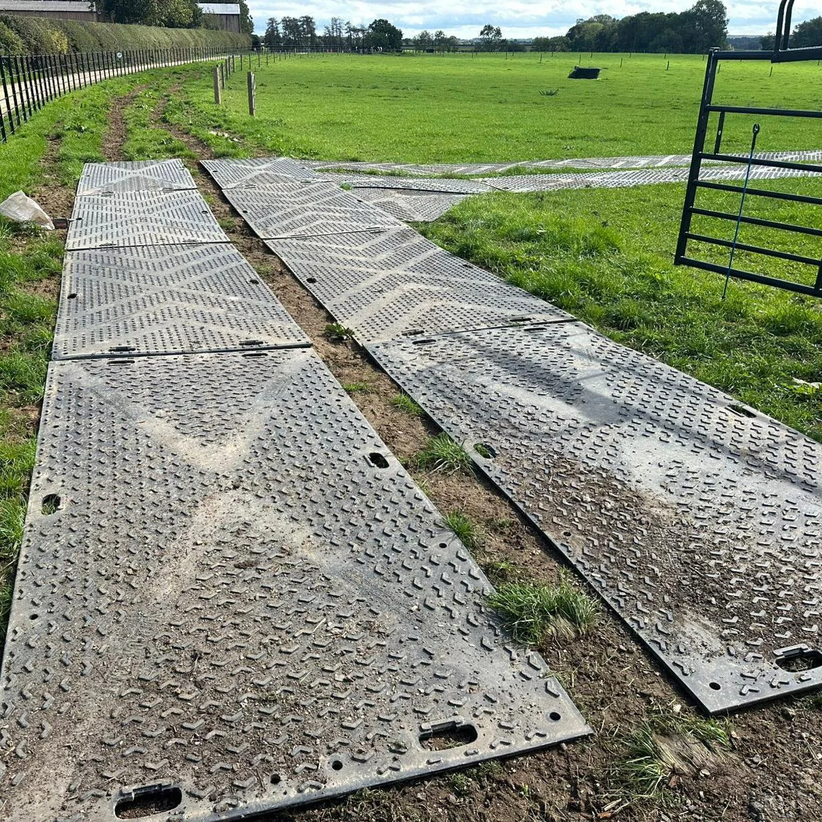 Another successful installation complete! We recently laid a long temporary trackway across this field to provide reliable access in challenging conditions.
Whether it's construction sites, events, or agricultural projects, our ground protection mat
