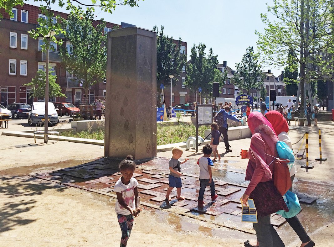 Niños jugando en la apertura del Urban Waterbuffer en Spangen, Rotterdam