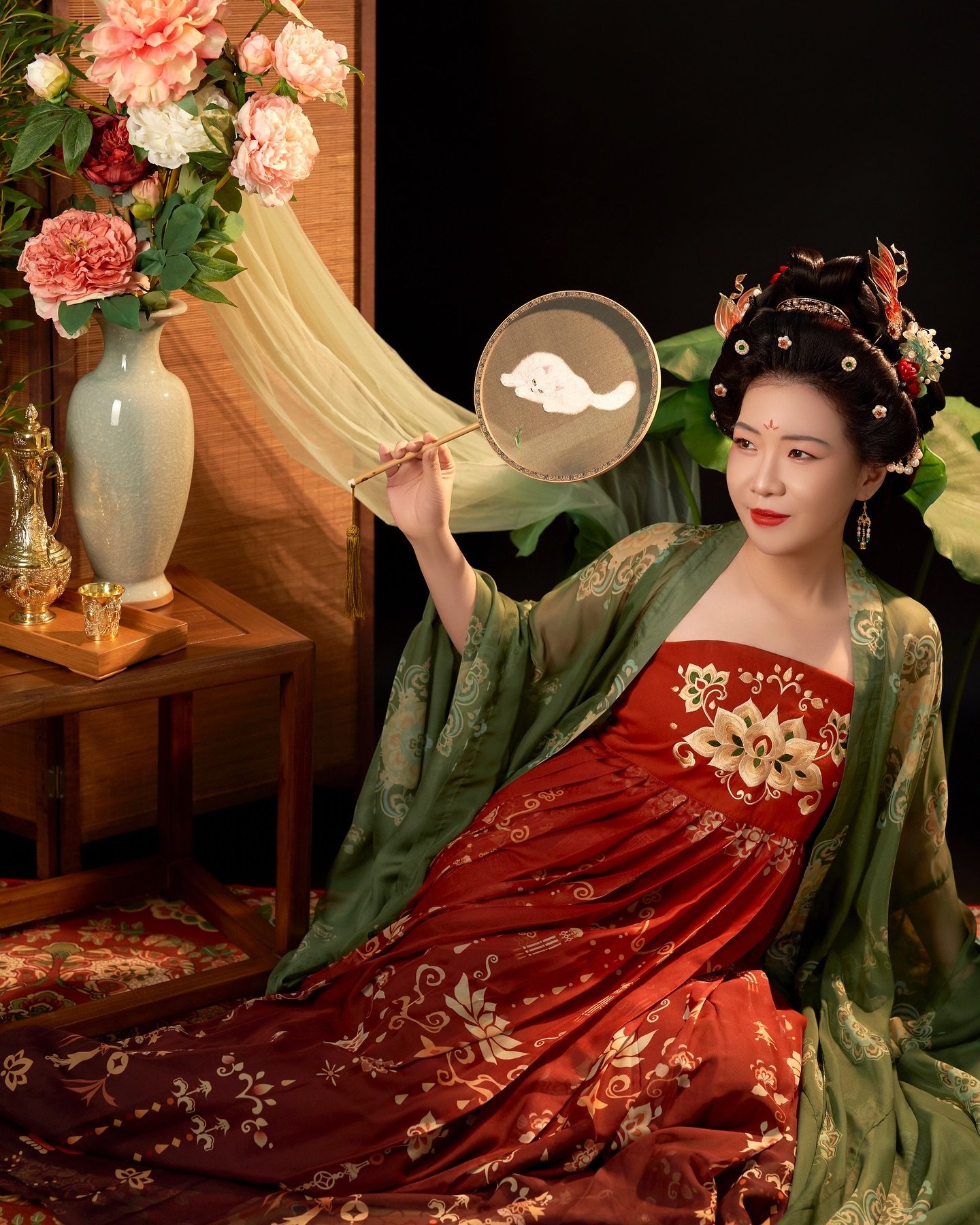 In the Tang dynasty, elegance was defined by effortless grace. 

Unlike later periods that favored upright, formal postures, Tang dynasty gestures were relaxed and exuded a languid sophistication. This graceful nonchalance was vividly portrayed in pa