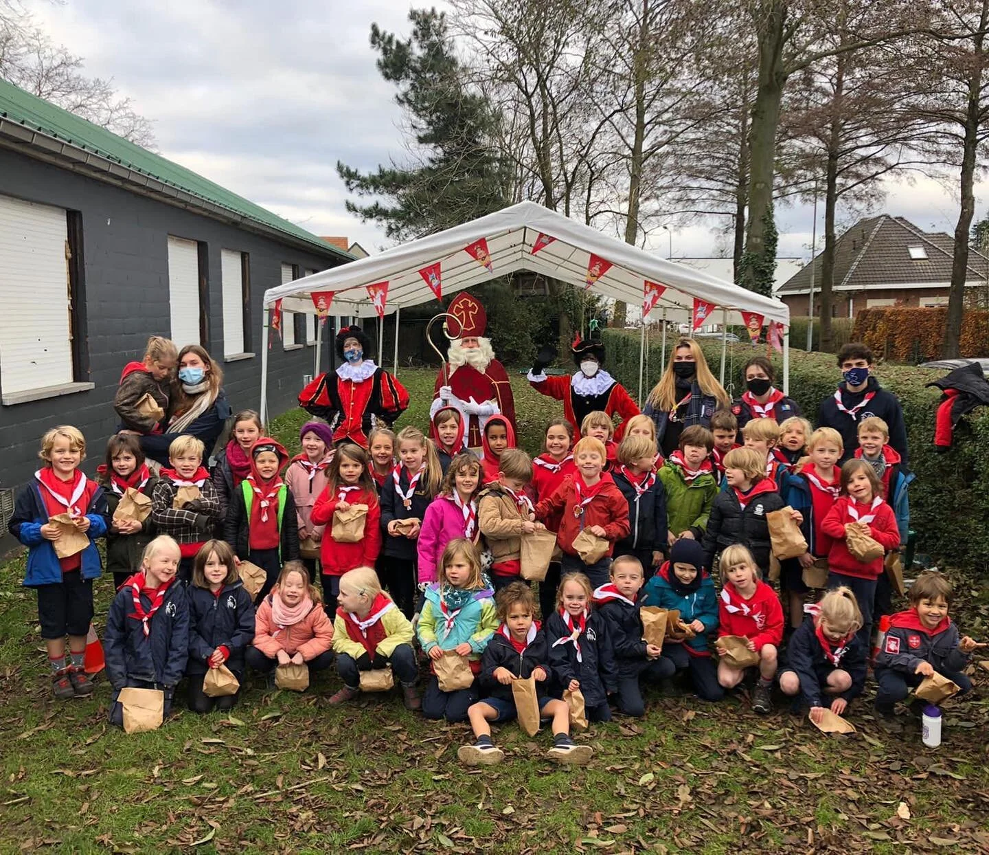 Hoog bezoek vandaag bij onze bevers, welpen en wolven! Gelukkig was iedereen braaf geweest dit jaar! 😊🎁