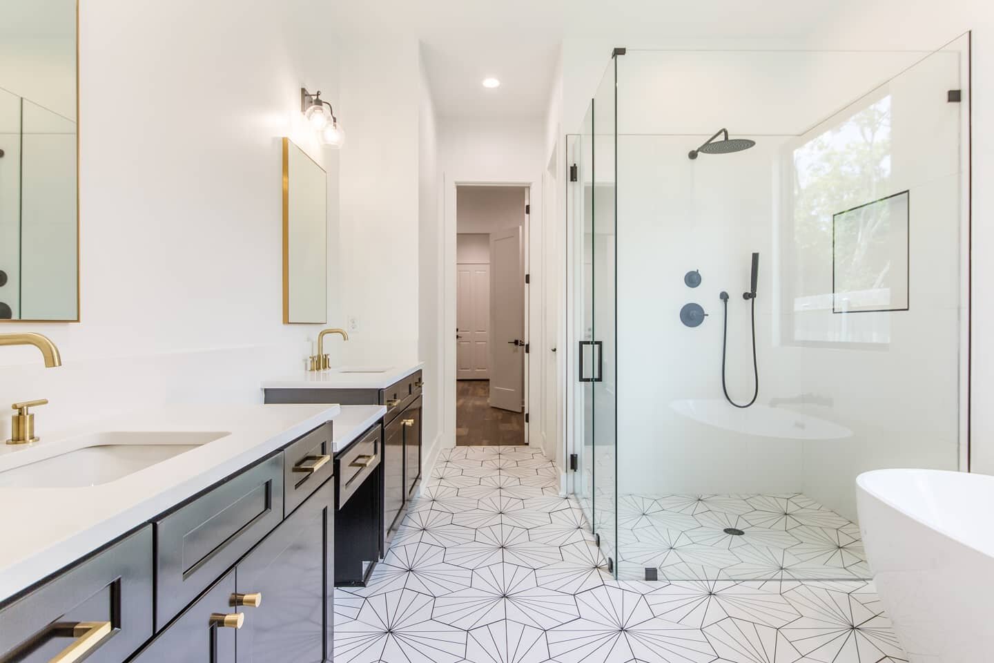 Obsessed with how this bathroom came out! 😍😍
.
.
#realestate #realtor #realestateagent #home #property #forsale #investment #realtorlife #househunting #dreamhome #newhome #interiordesign #luxury #luxuryrealestate #house #realty #homesweethome #arch